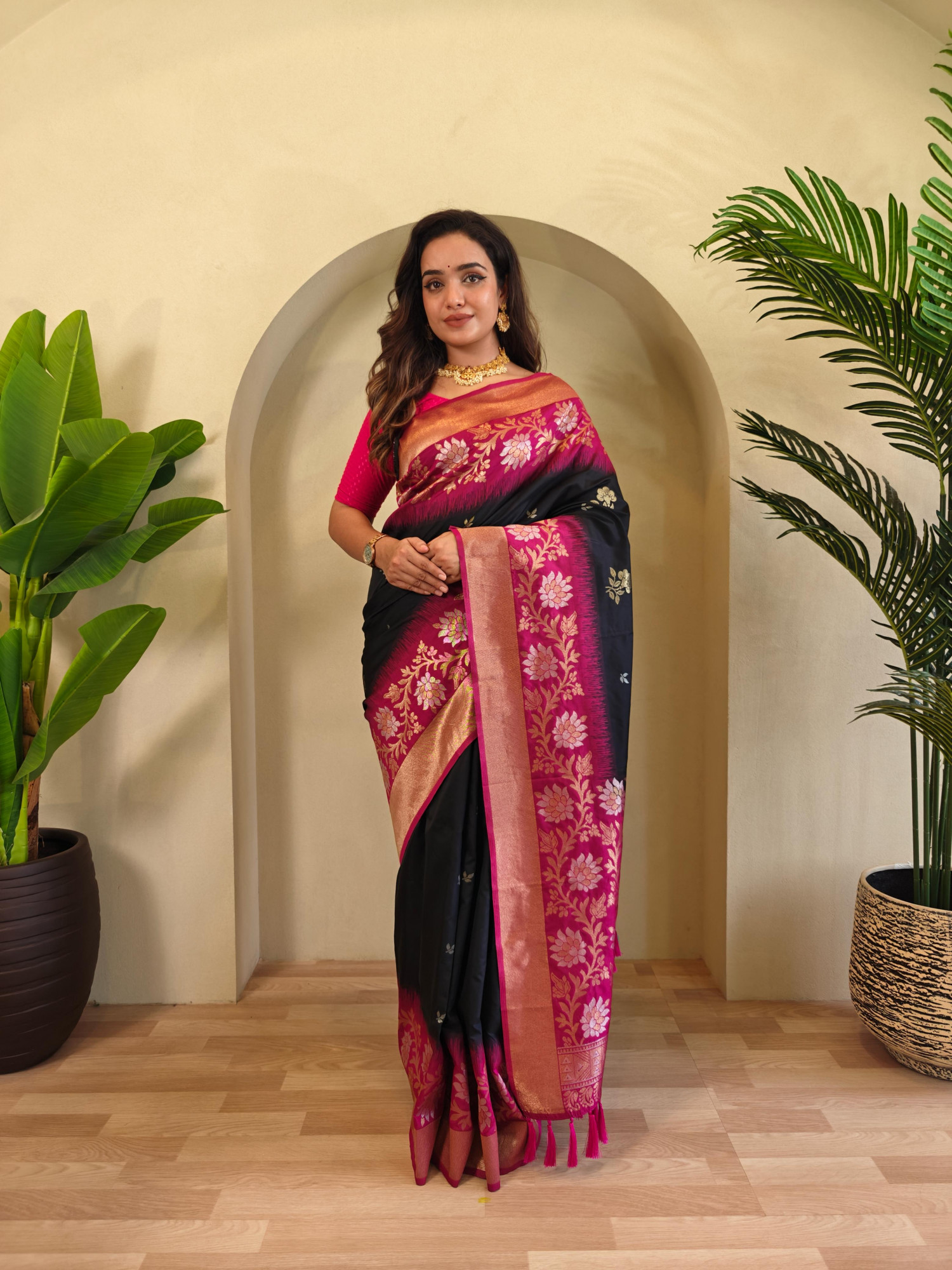 Black Banarasi Silk Dual Tone Zari Weaved Contrast Pallu Designer Border Saree