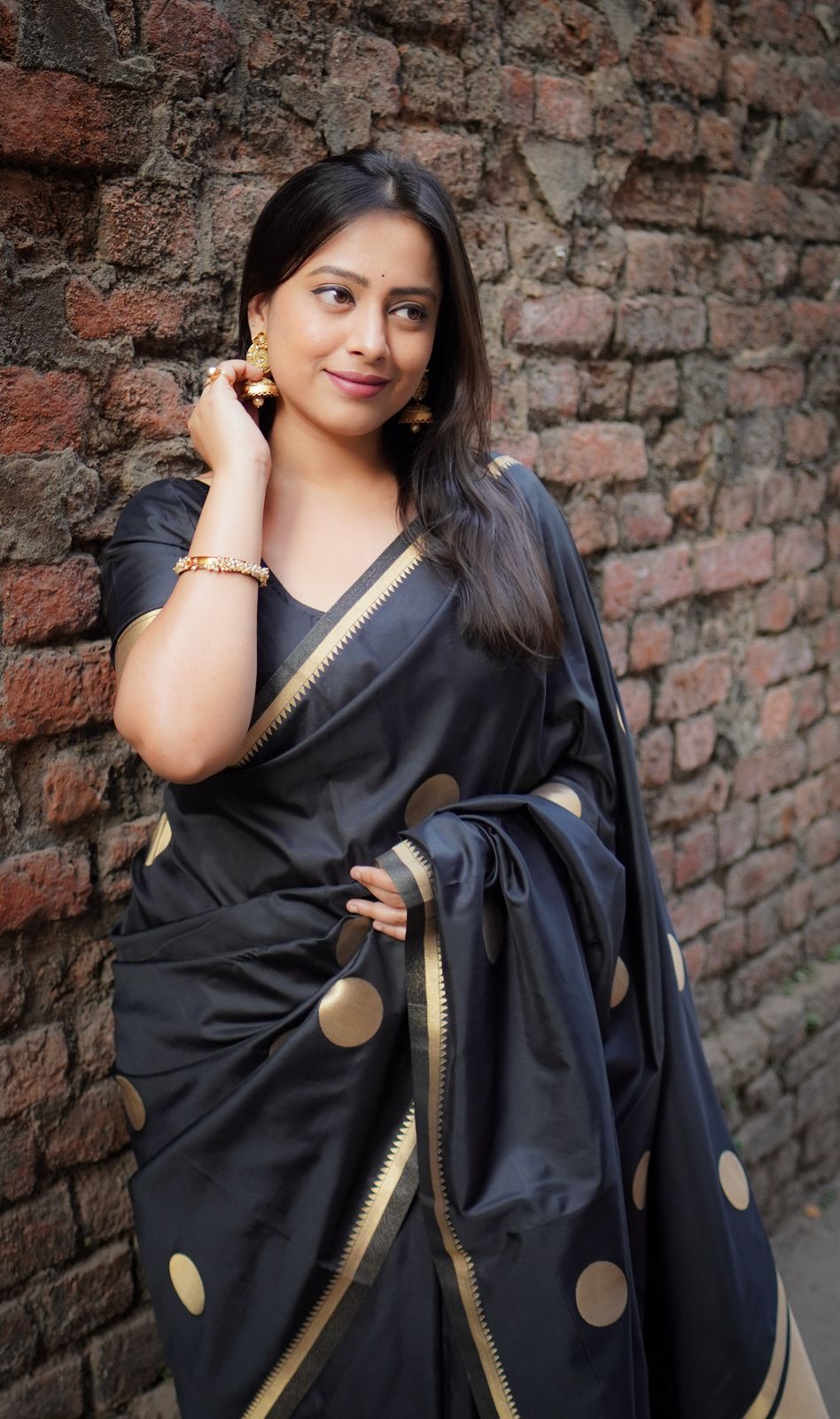 Black Banarasi Silk Gold Zari Weaved Polka Dot With Rich Pallu Pattu Border Saree