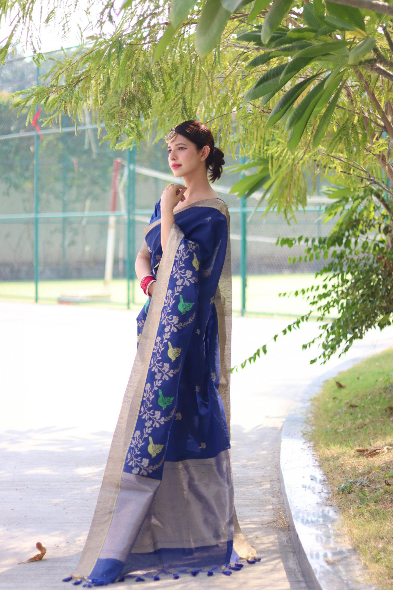 Navy Blue Pure Linen Jamdani Style Floral Resham Weaved Saree