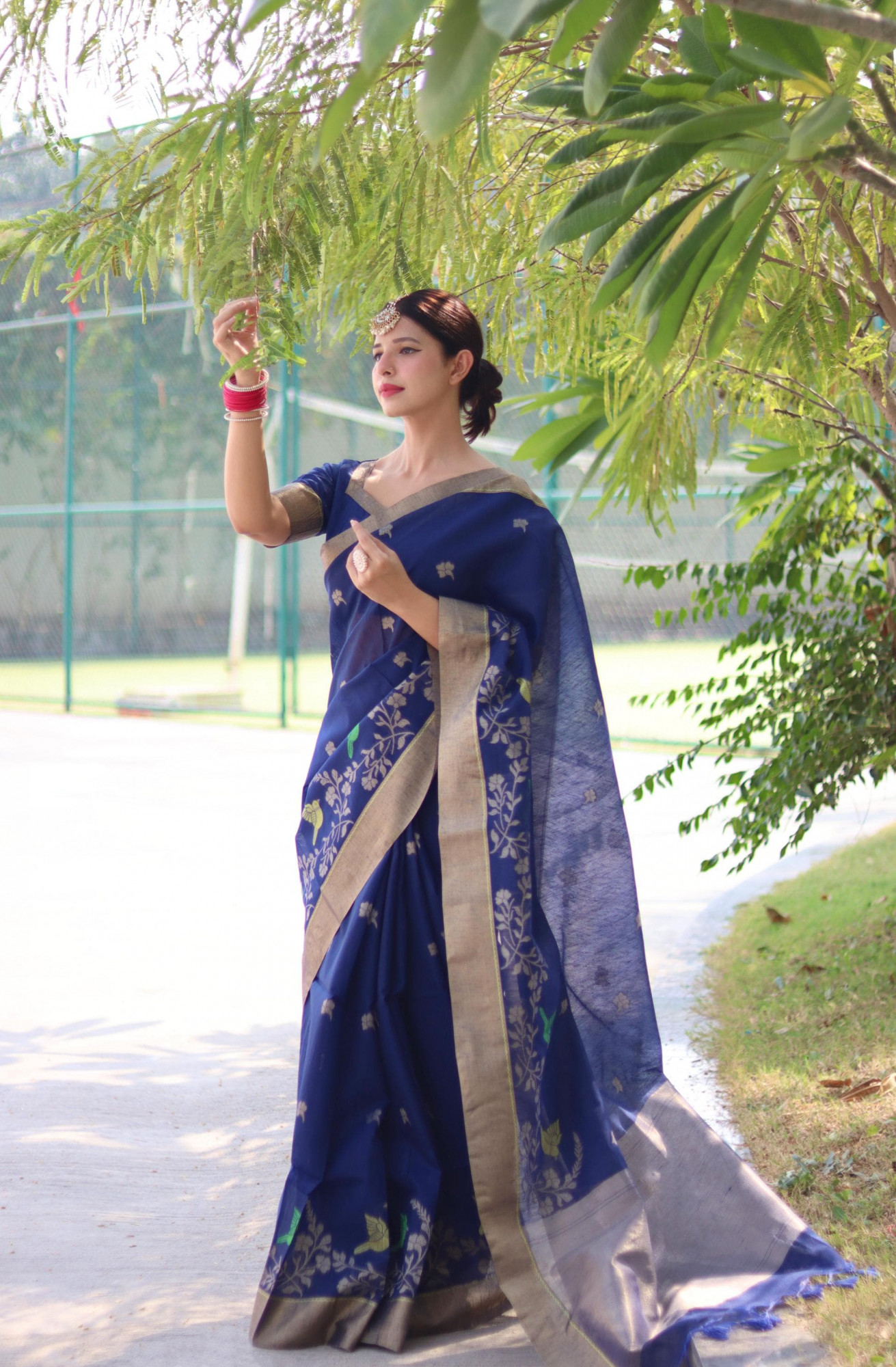 Navy Blue Pure Linen Jamdani Style Floral Resham Weaved Saree