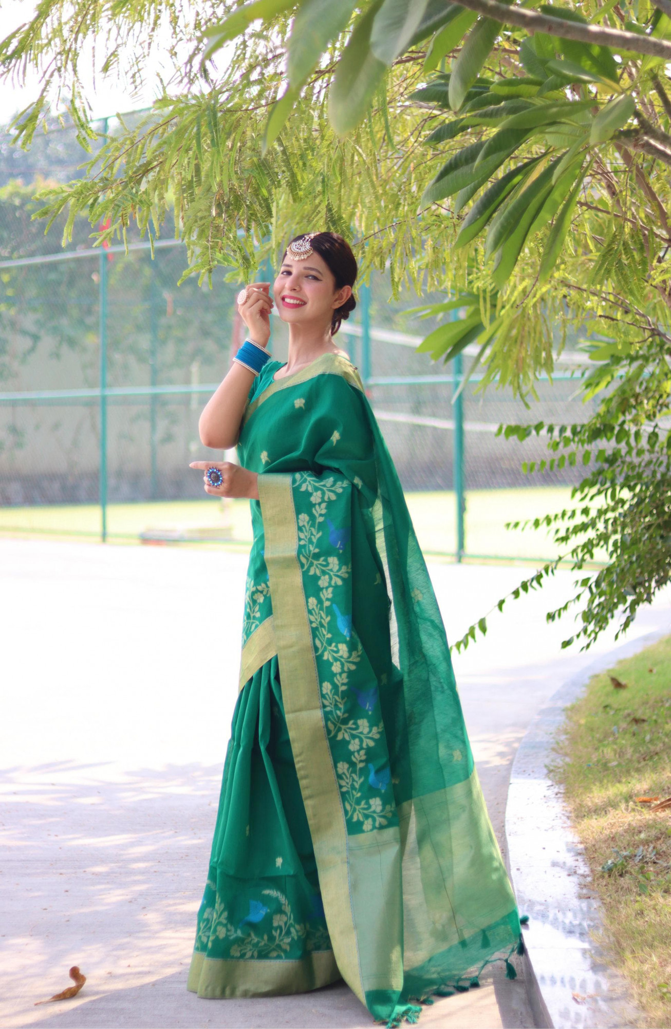 Green Pure Linen Jamdani Style Floral Resham Weaved Saree
