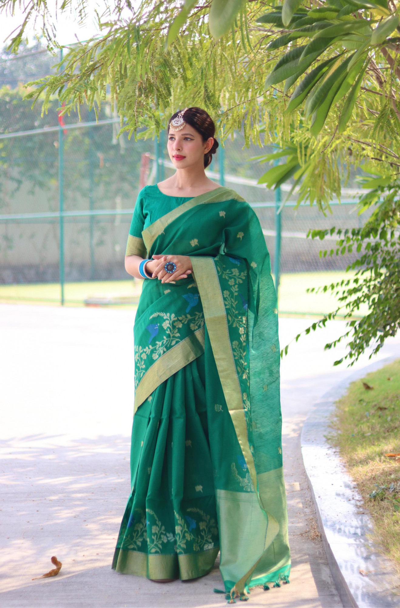 Green Pure Linen Jamdani Style Floral Resham Weaved Saree