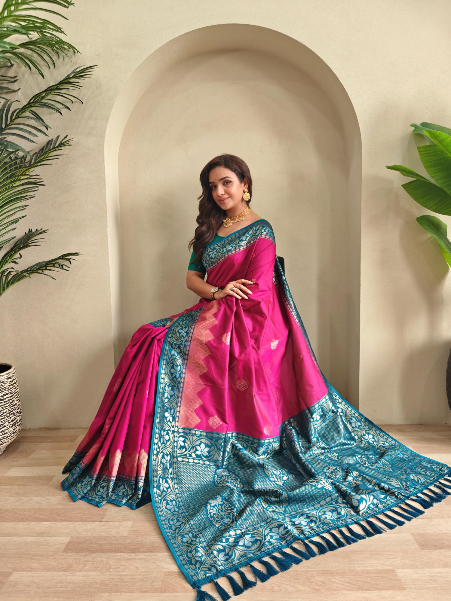 Magenta Dual Tone Banarasi Silk Rich All Over Zari Weaved Designer Border Saree