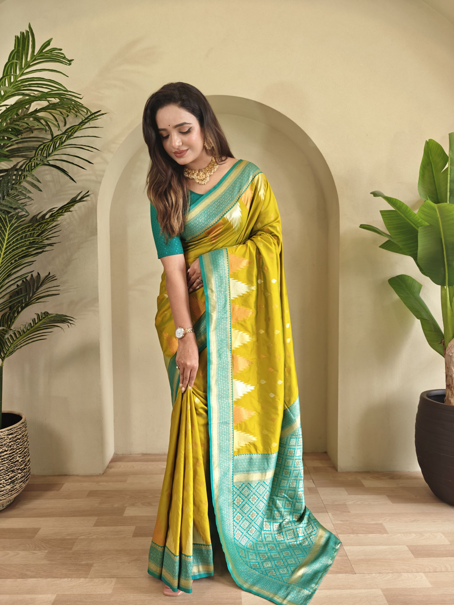 Mehendi Green Kanchipuram Silk Dual Zari Weaved All Over Rich Pallu Temple Border Saree