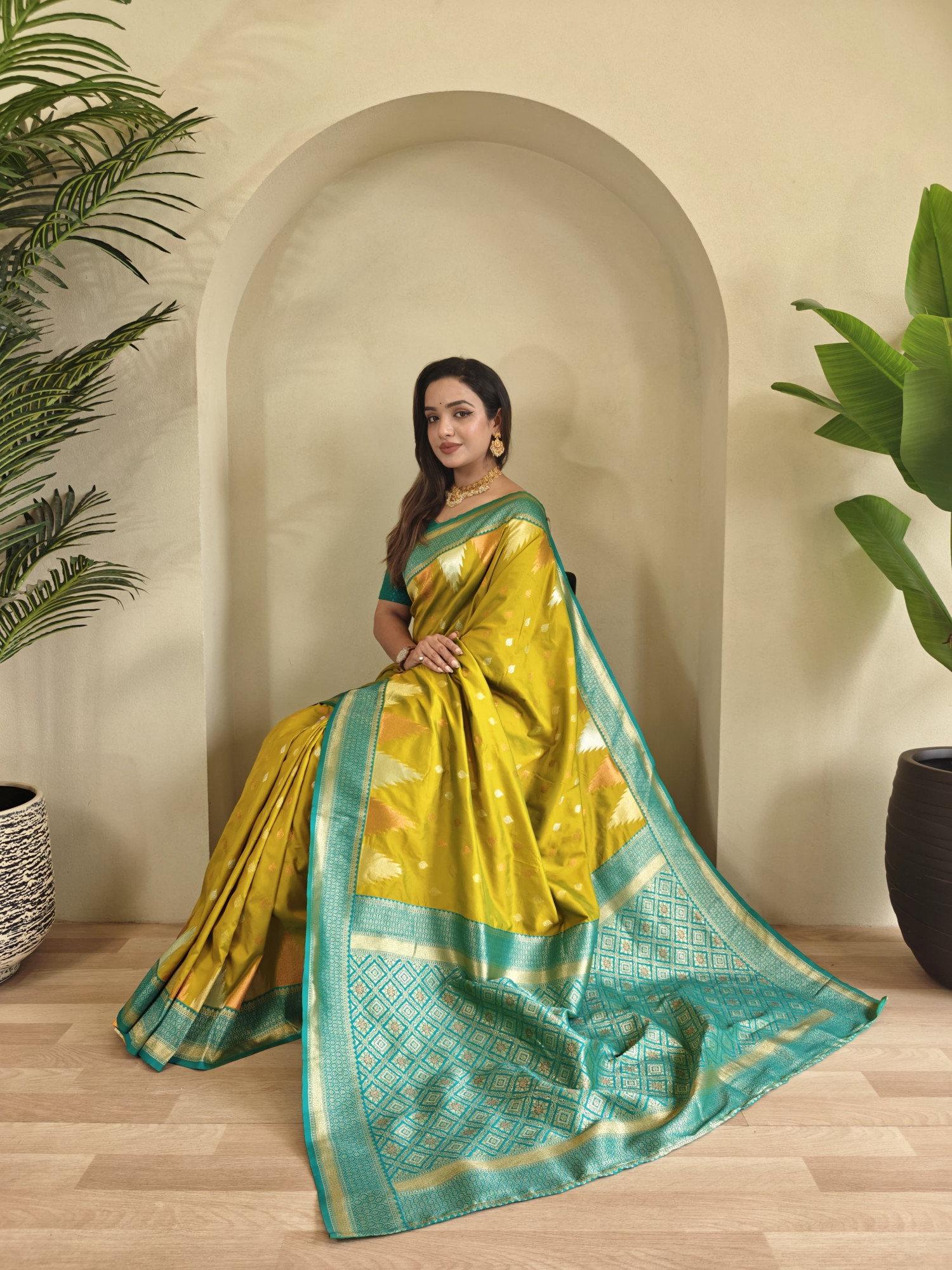Mehendi Green Kanchipuram Silk Dual Zari Weaved All Over Rich Pallu Temple Border Saree