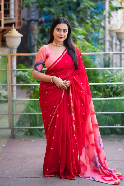 Image of Red Pure Chanderi Cotton Tye And Dye Spray Printed Saree