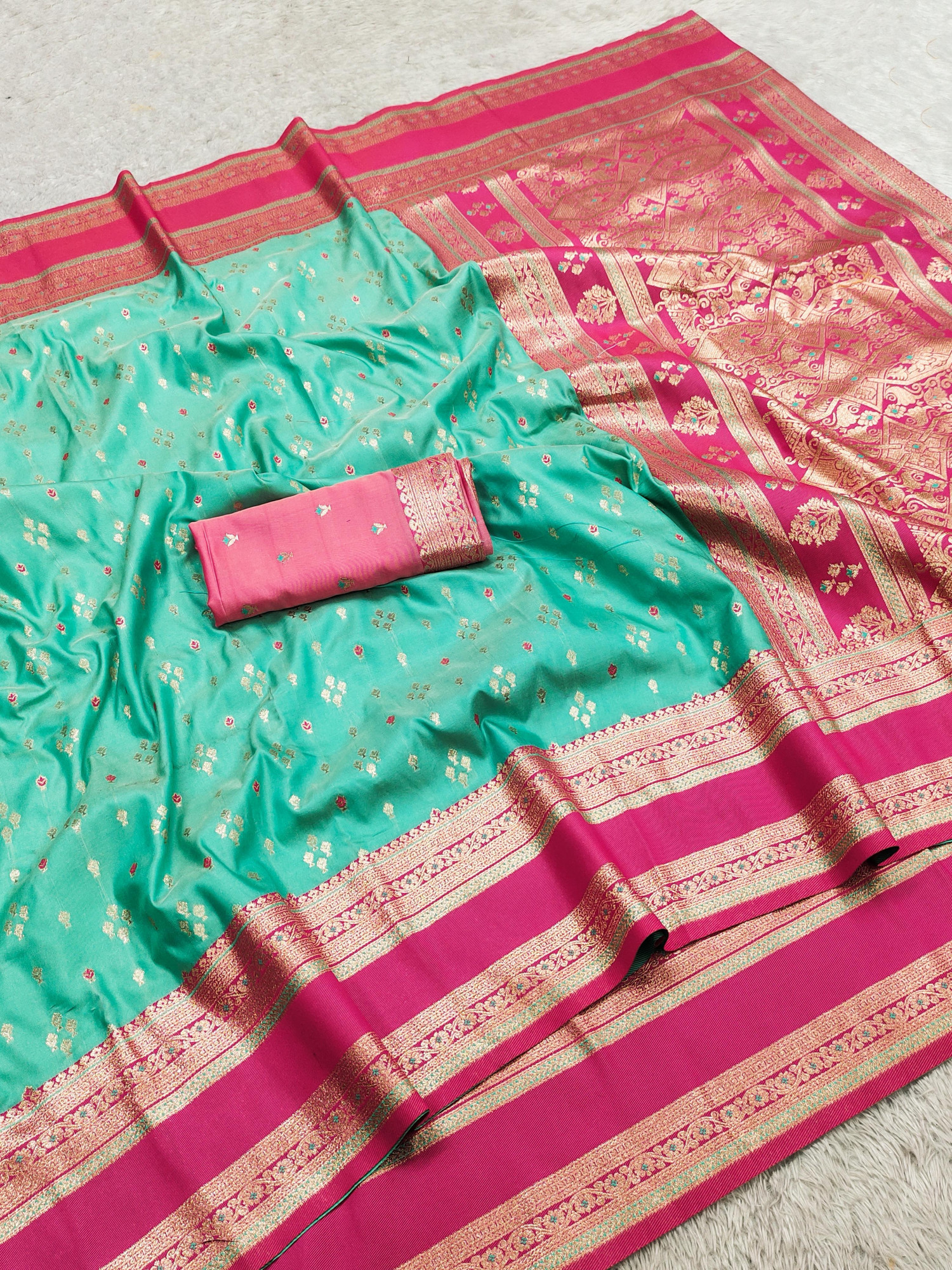 Sea Green Banarasi Silk Zari Weaved Contrast Raani Pallu Border Saree