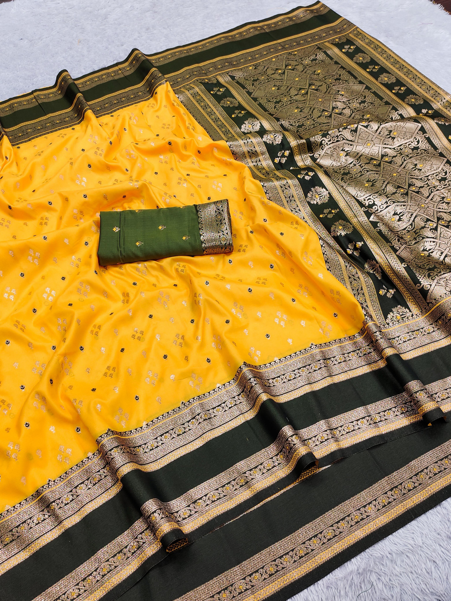Gold Banarasi Silk Zari Weaved Contrast Pallu Border Saree