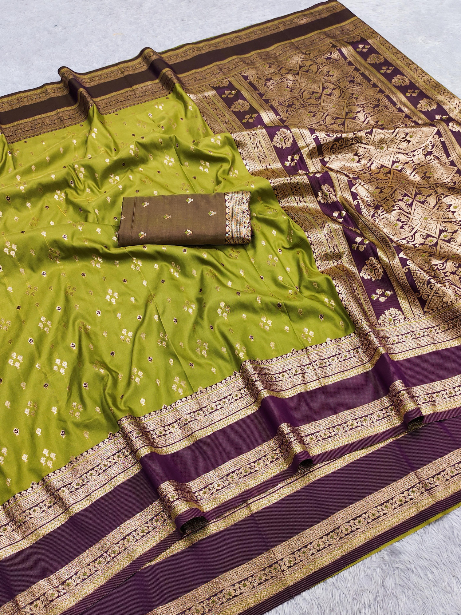 Mehendi Banarasi Silk Zari Weaved Contrast Pallu Border Saree