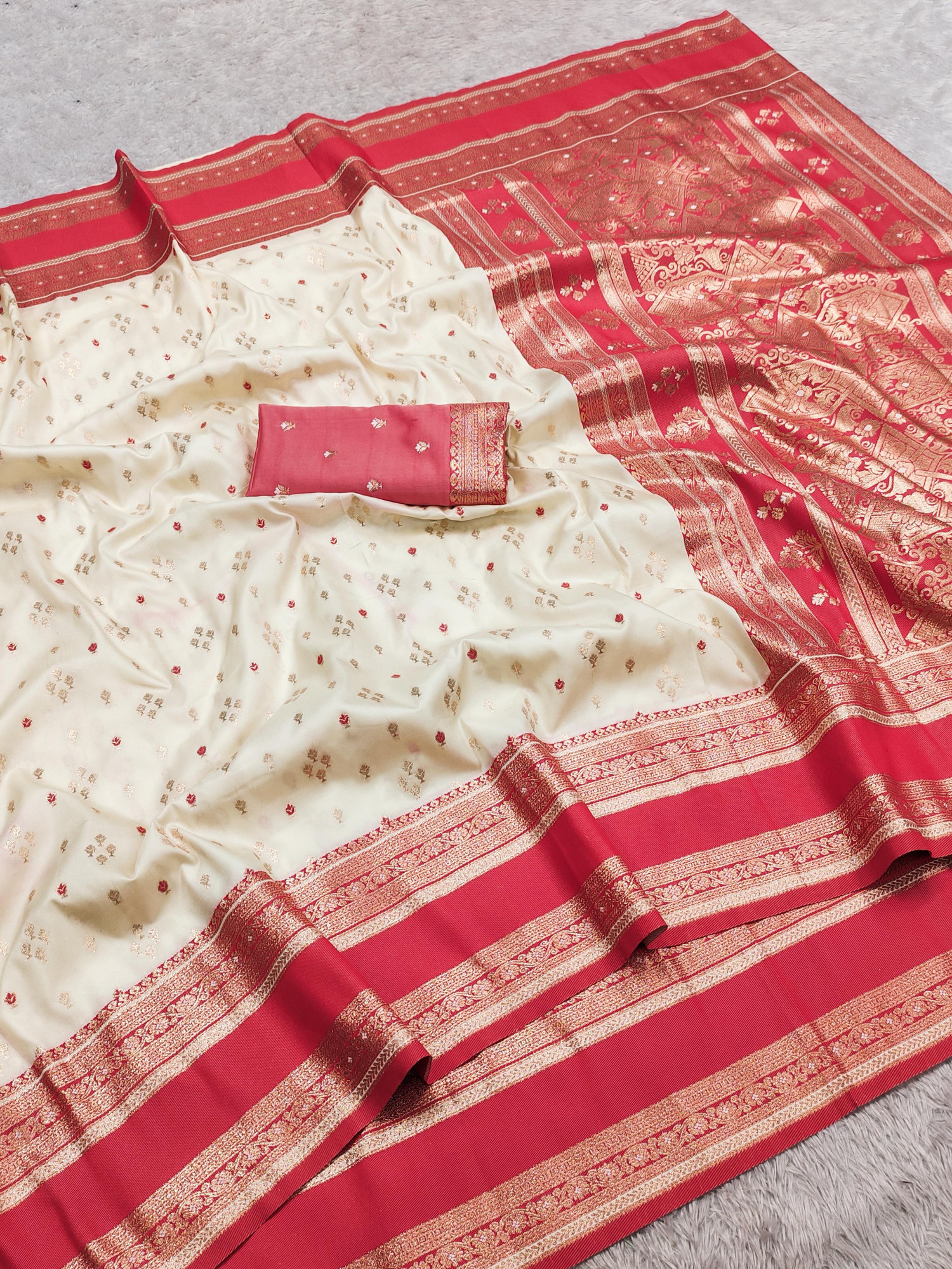 Off-White Banarasi Silk Zari Weaved Contrast Pallu Border Saree