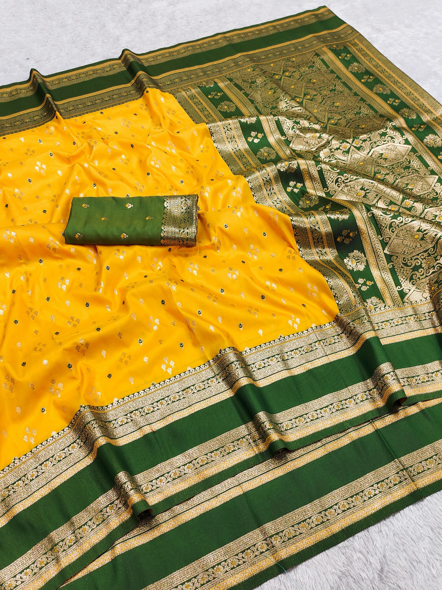 Gold Banarasi Silk Zari Weaved Contrast Green Pallu Border Saree