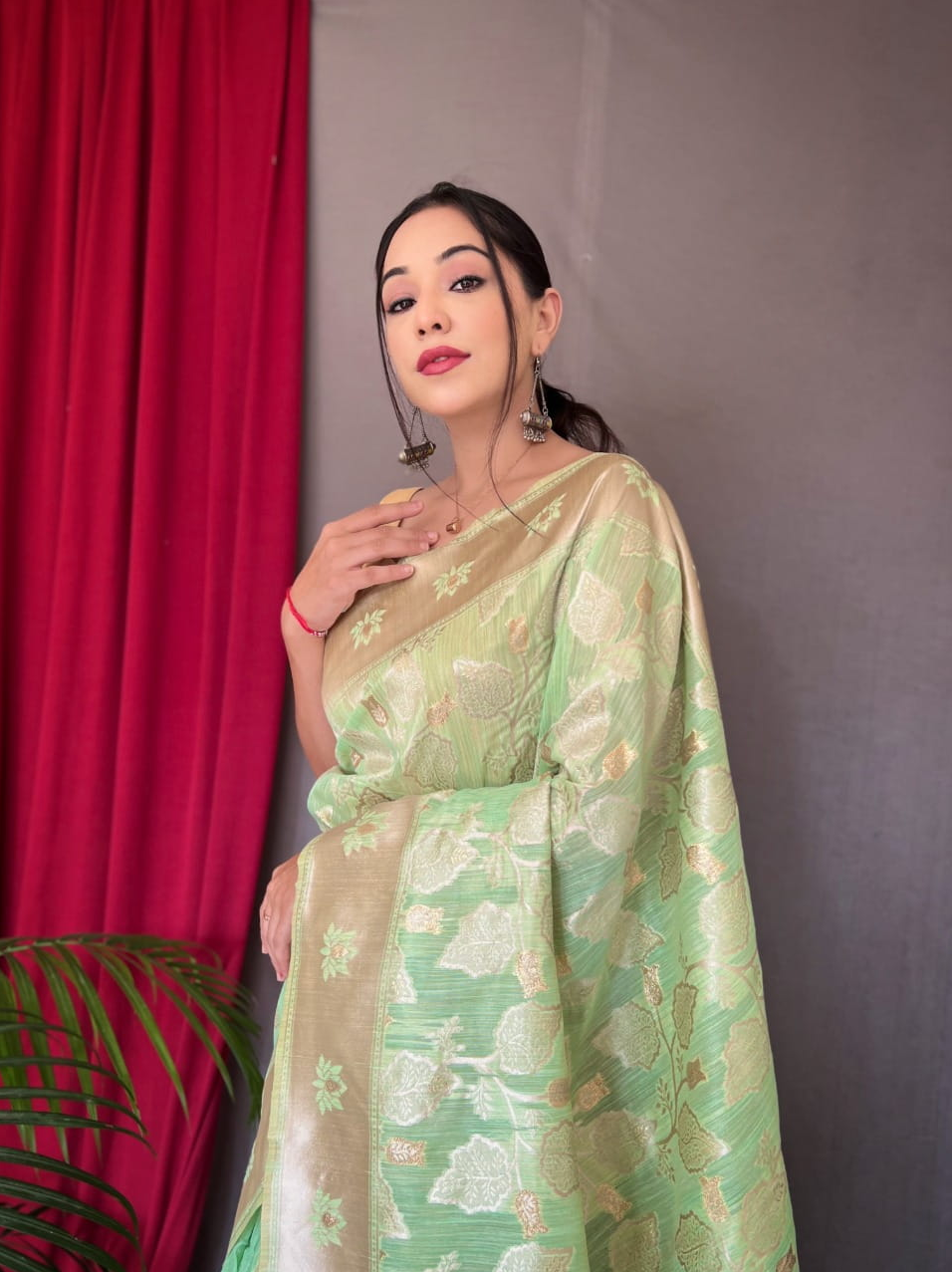 Pure Linen Slub All Over Gold And Silver Zari Weaved Saree