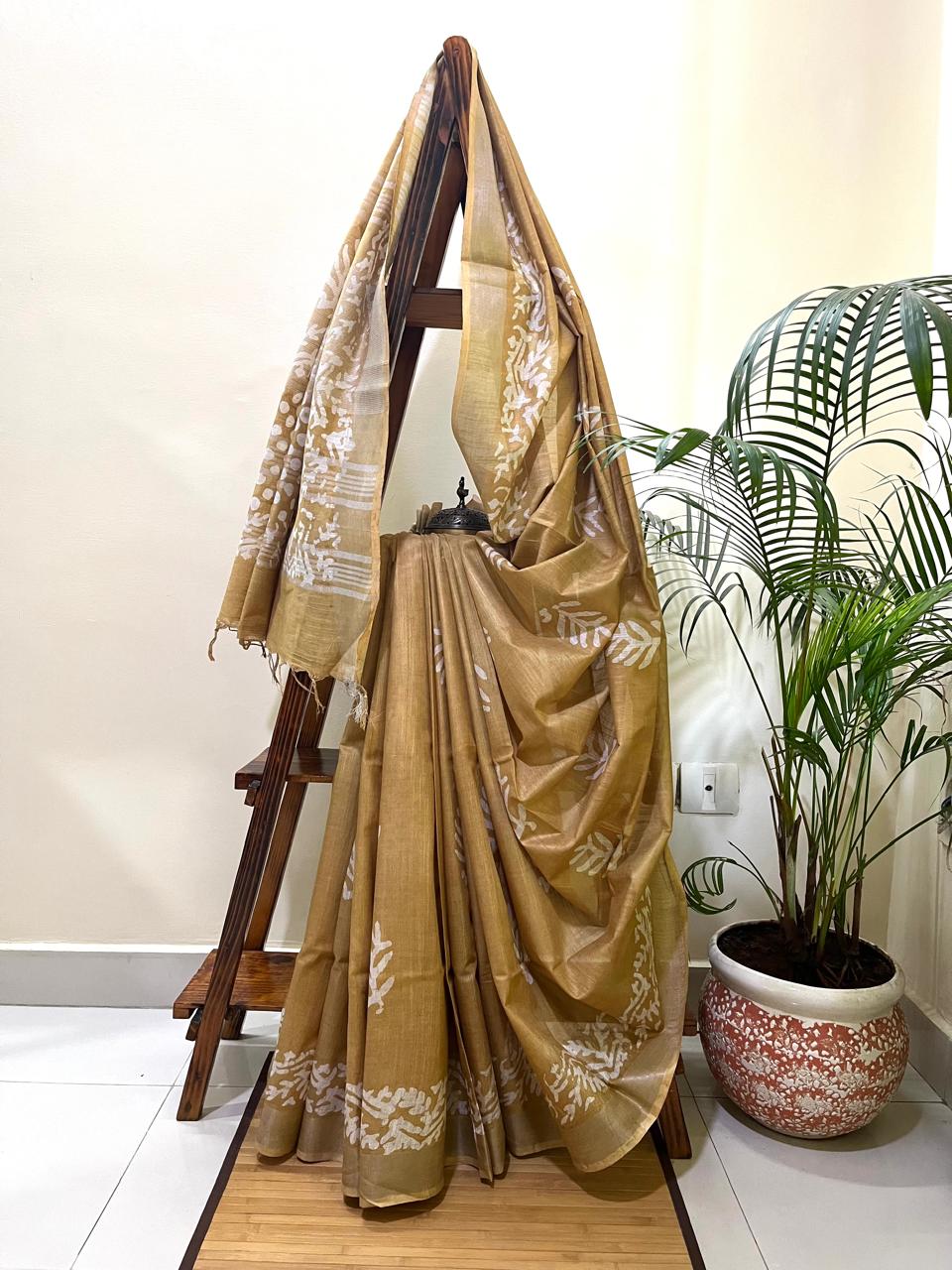 Pure Cotton Wax Batik Saree with zari border - Fawn