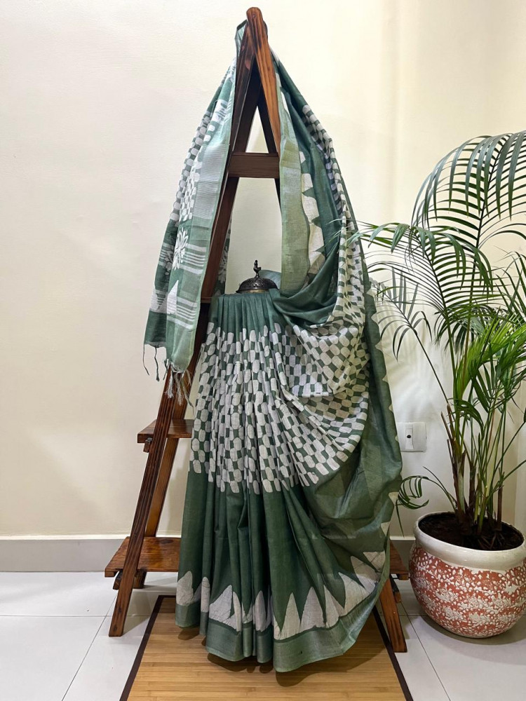 Image of Pure Cotton Wax Batik Saree with zari border - Green