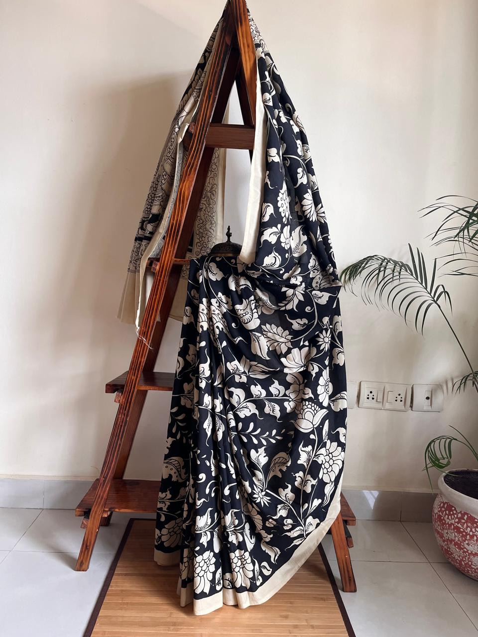 Chenoori Silk Hand Painted Kalamkari Saree - Black and White