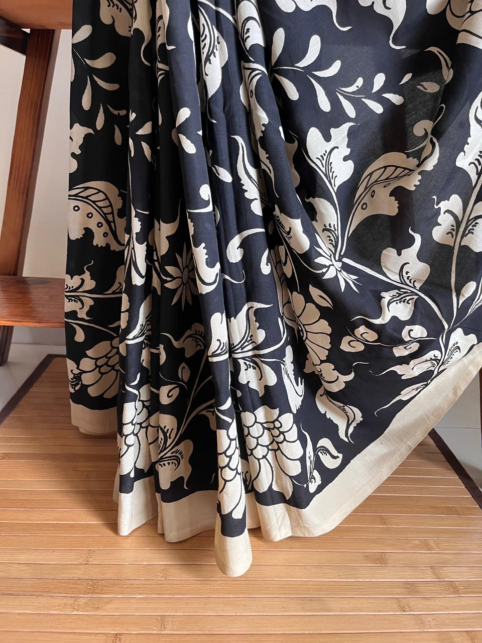 Chenoori Silk Hand Painted Kalamkari Saree - Black and White