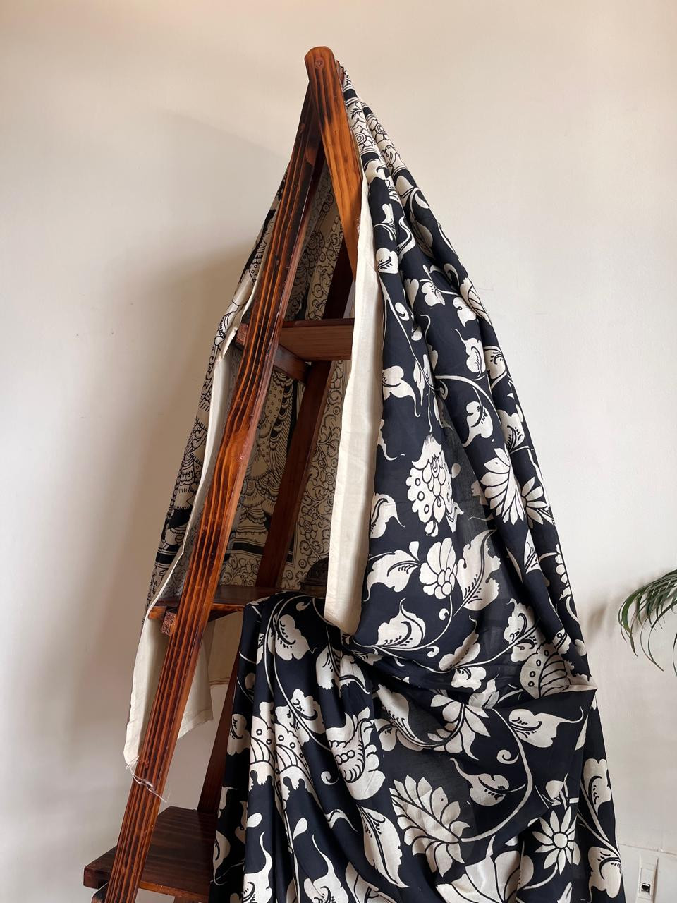 Chenoori Silk Hand Painted Kalamkari Saree - Black and White