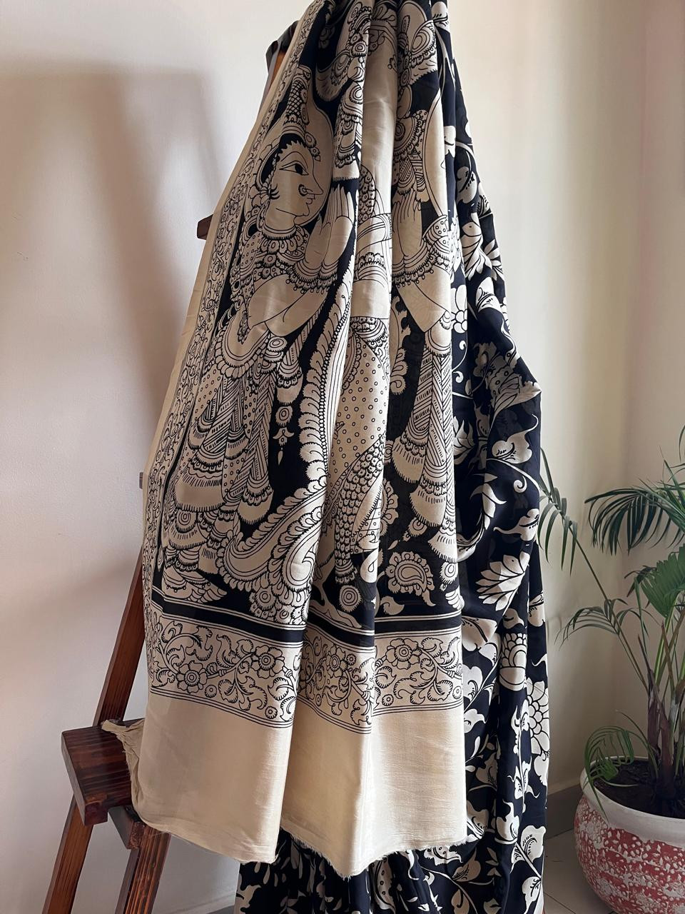 Chenoori Silk Hand Painted Kalamkari Saree - Black and White