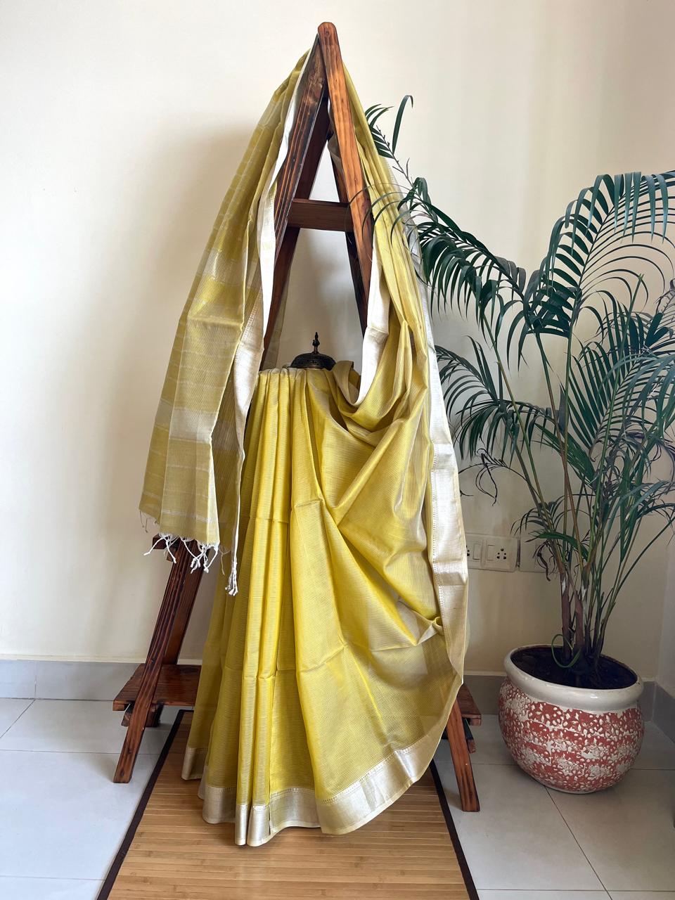 Classic Maheshwari Handloom Saree with Lehar - Wave Style Border - Mehendi Green