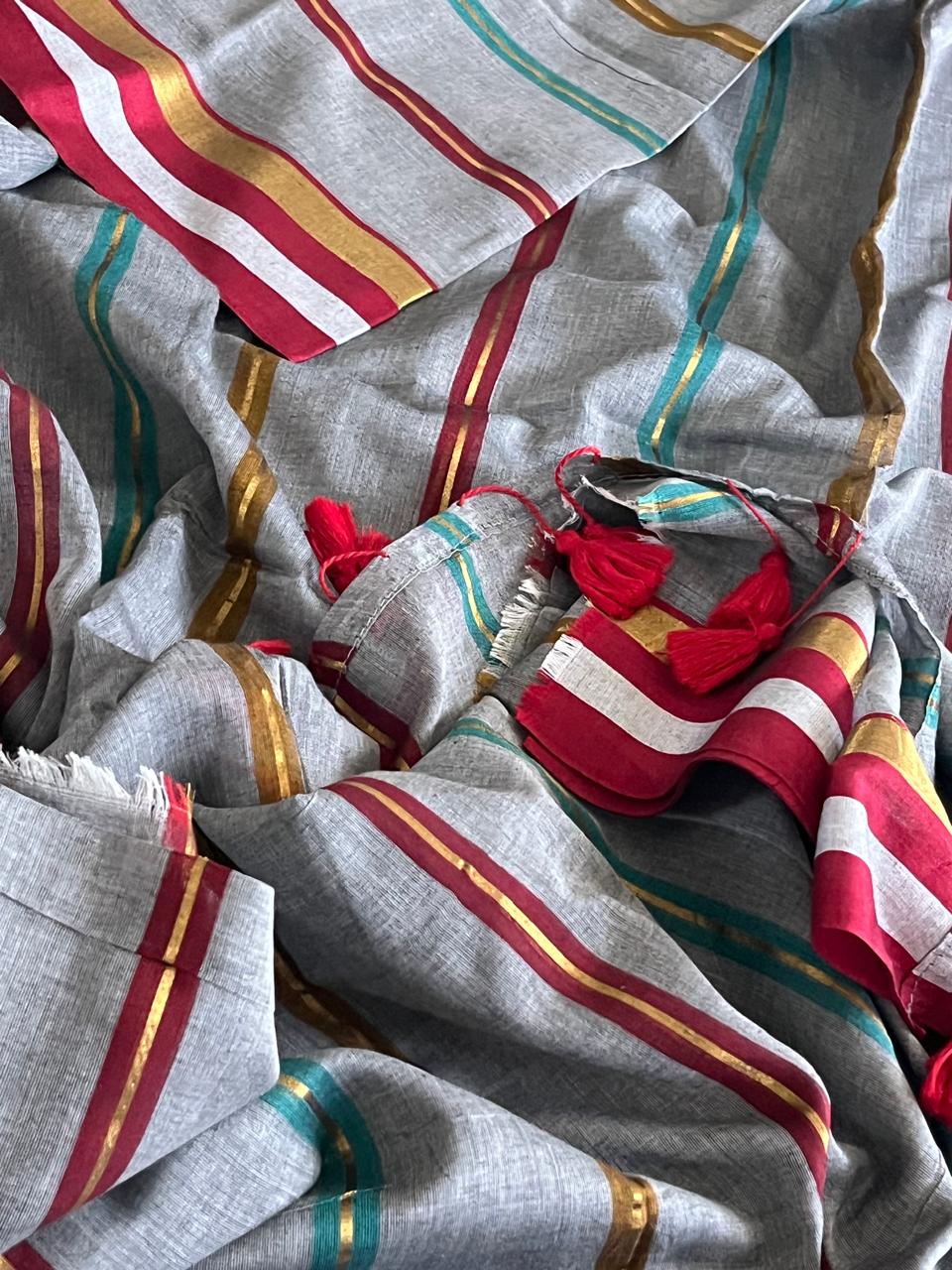 Soft and comfortable Pure Mul Mul Striped Saree - Grey