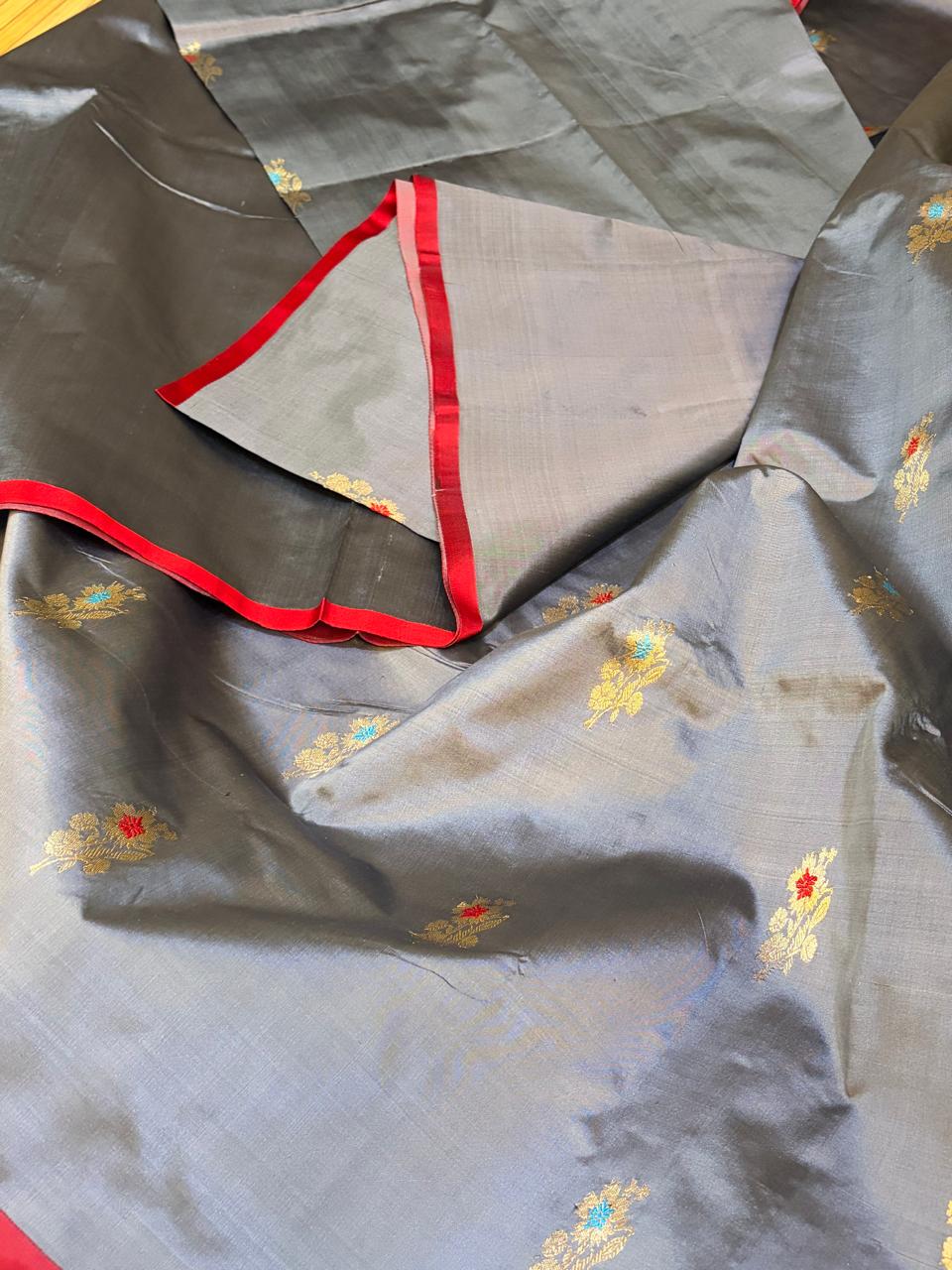 Pure Handloom Banarasi Katan Silk Saree in Silver Grey with Red Zari Border Kadwa Meenakari Buttis