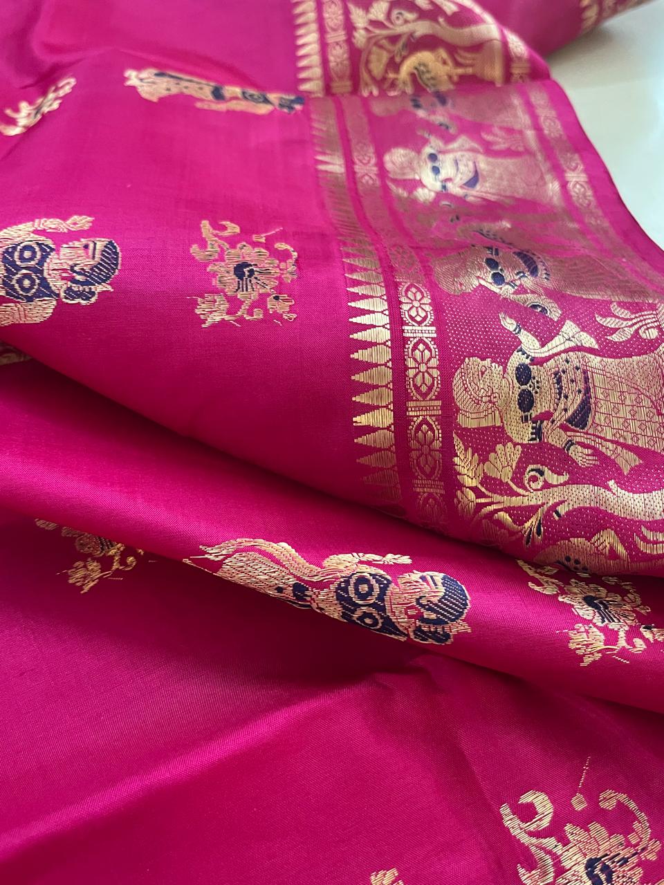 Exquisite Handwoven Pure Silk Swarnachari saree - Magenta