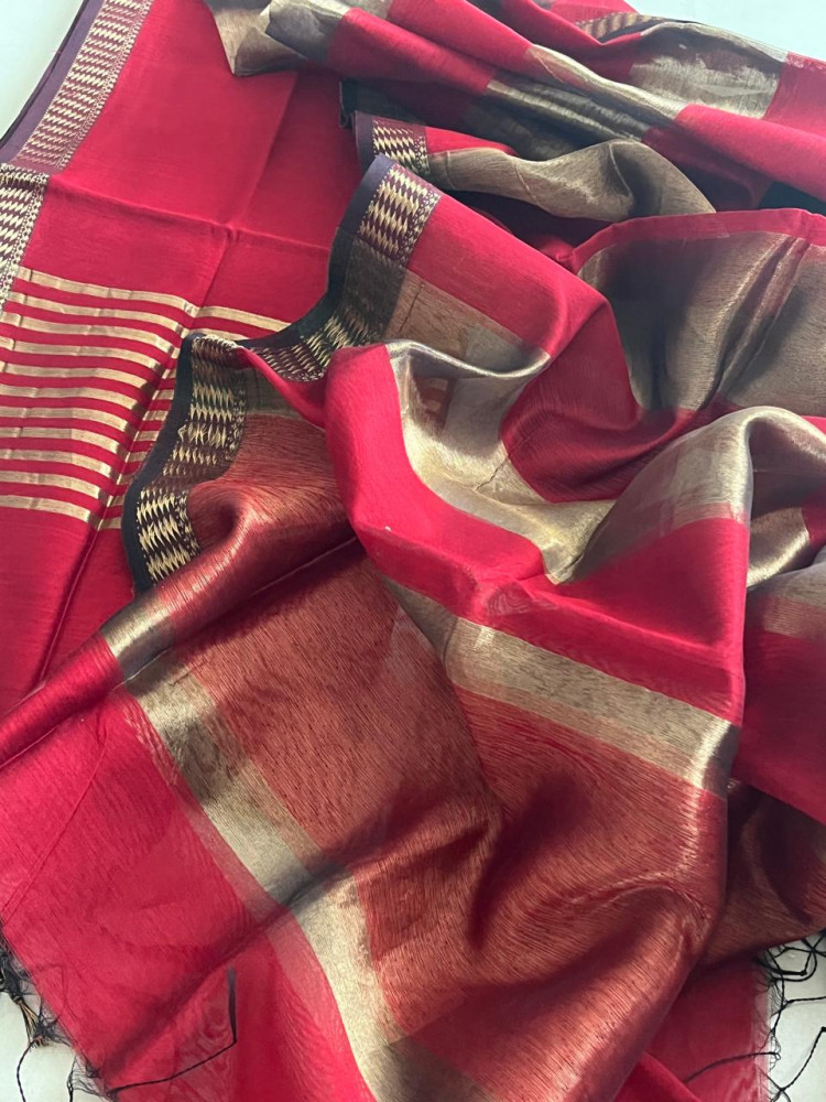 Image of Stunning Maheshwari Silk Cotton Handwoven Kurta Dupatta Set With Zari Stripes - Blood Red