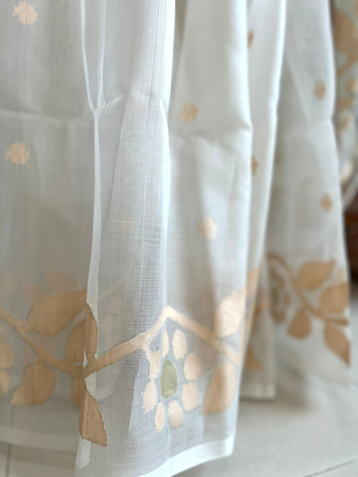 Pure Silk Jamdani Handloom saree - White with Gold