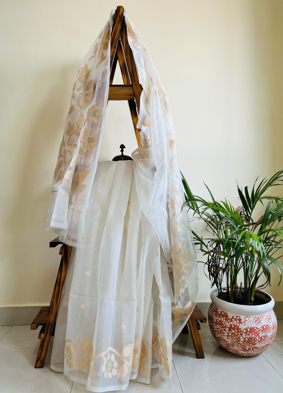 Pure Silk Jamdani Handloom saree - White with Gold