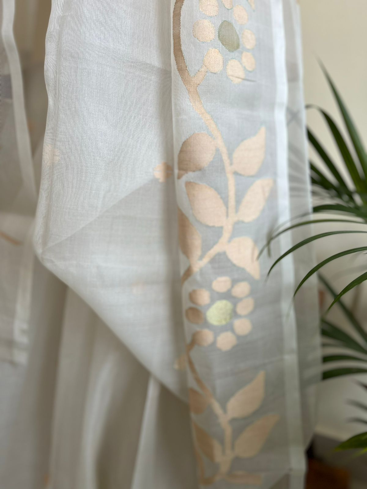 Pure Silk Jamdani Handloom saree - White with Gold