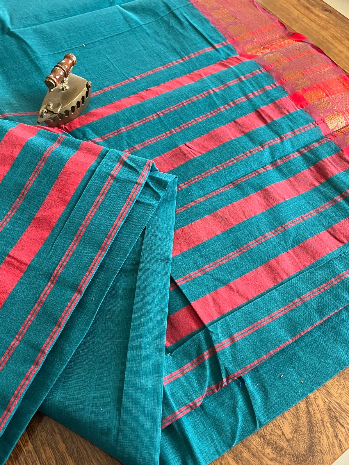 Pure cotton Handwoven Zari border sarees - Peacock Green with Maroon