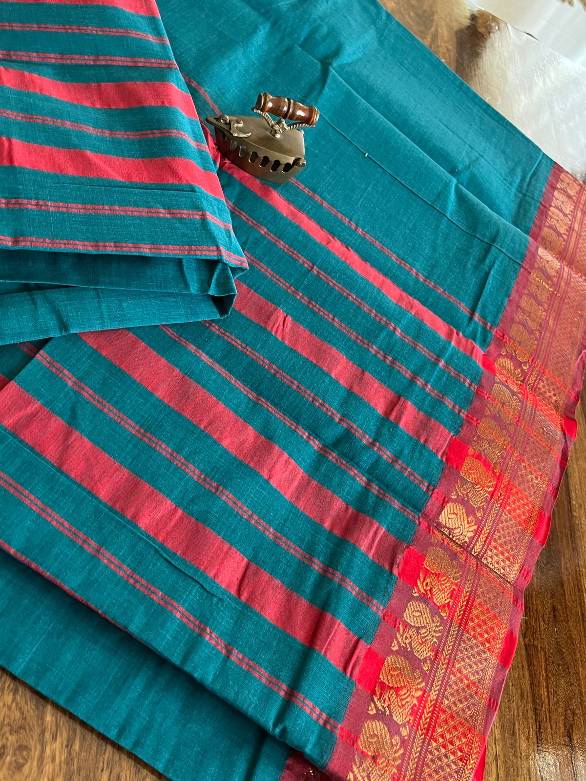 Pure cotton Handwoven Zari border sarees - Peacock Green with Maroon