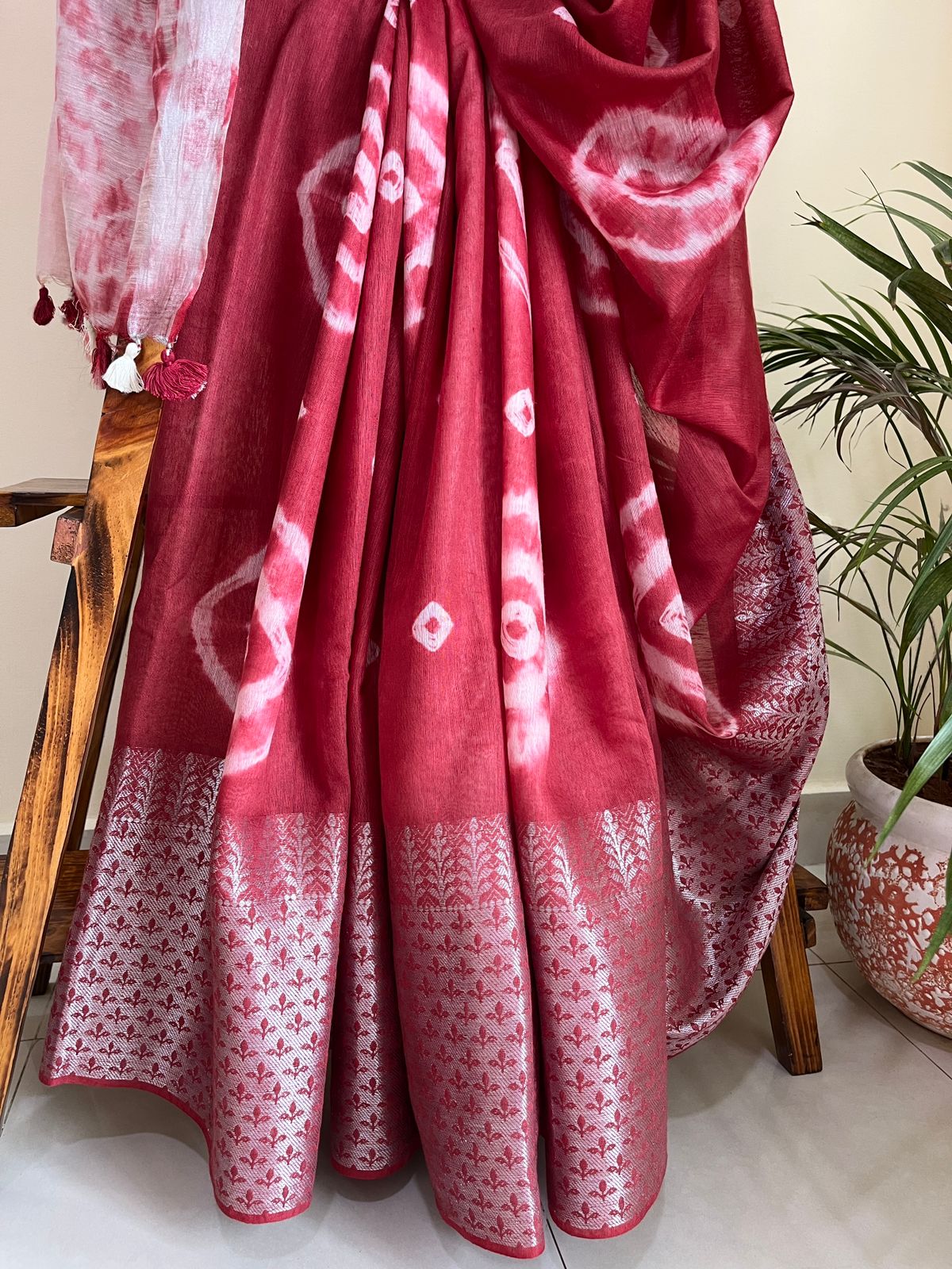 Beautiful handloom festive linen saree with intricate zari weaving- Red with Silver