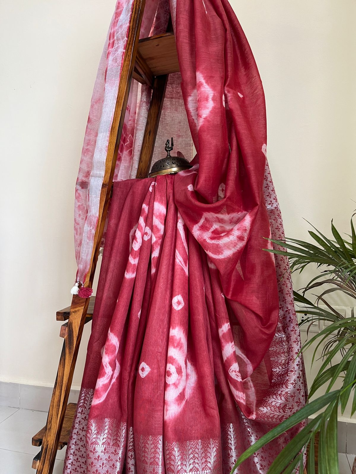 Beautiful handloom festive linen saree with intricate zari weaving- Red with Silver