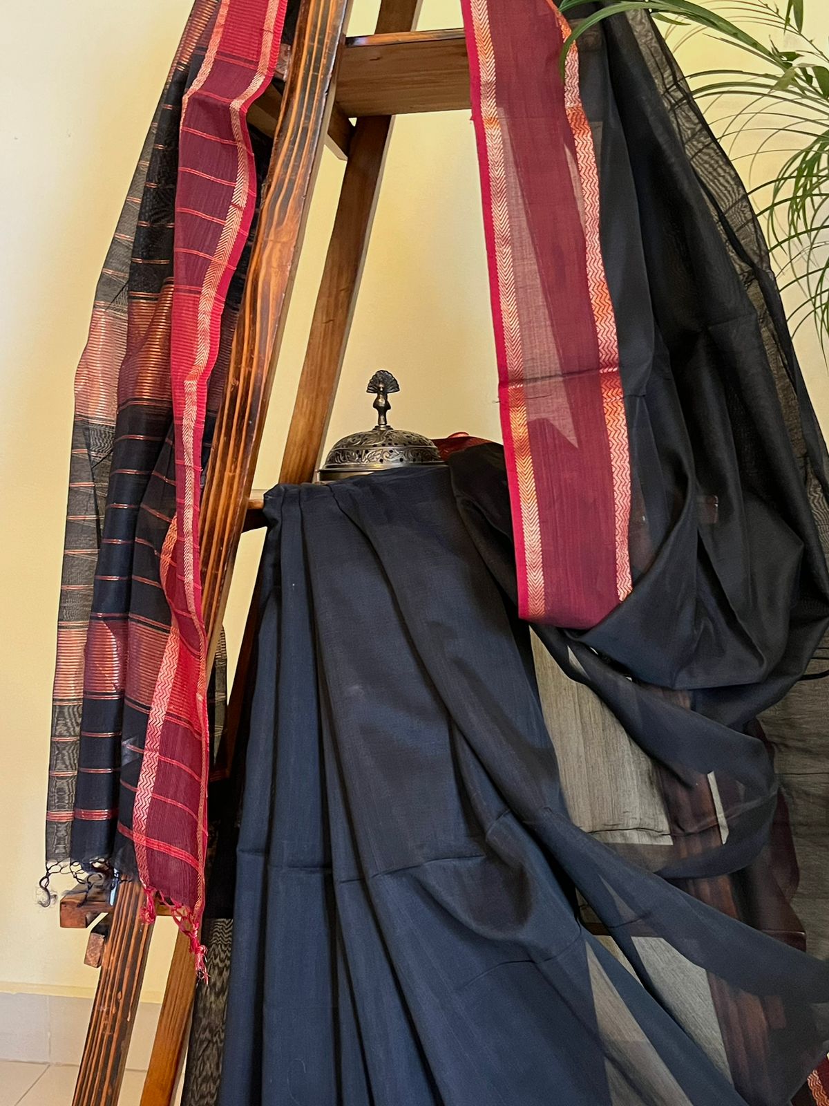 Maheshwari Handloom Saree with border - Black and Maroon