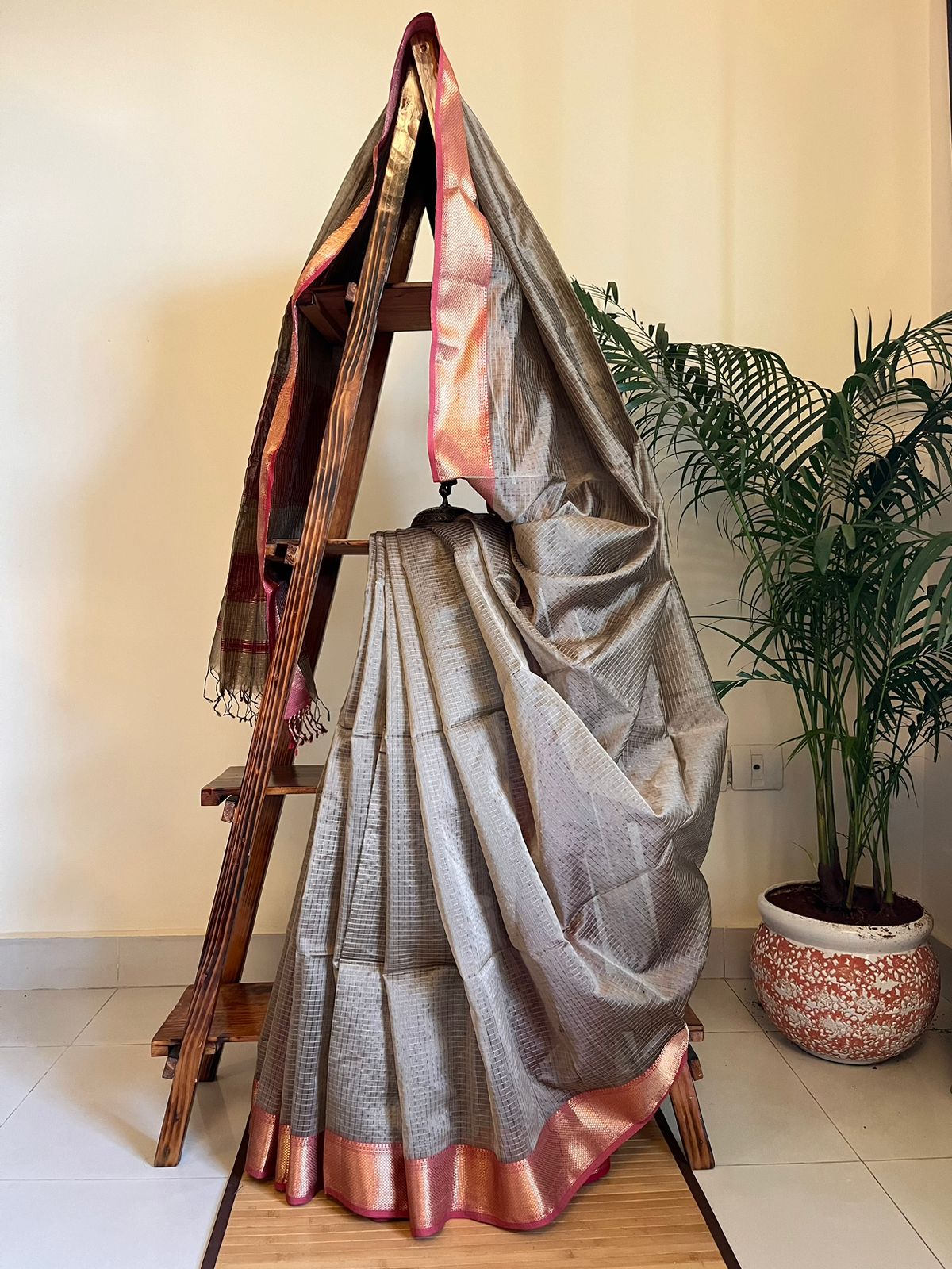 Maheshwari Checkered Zari Handloom Saree - Beige