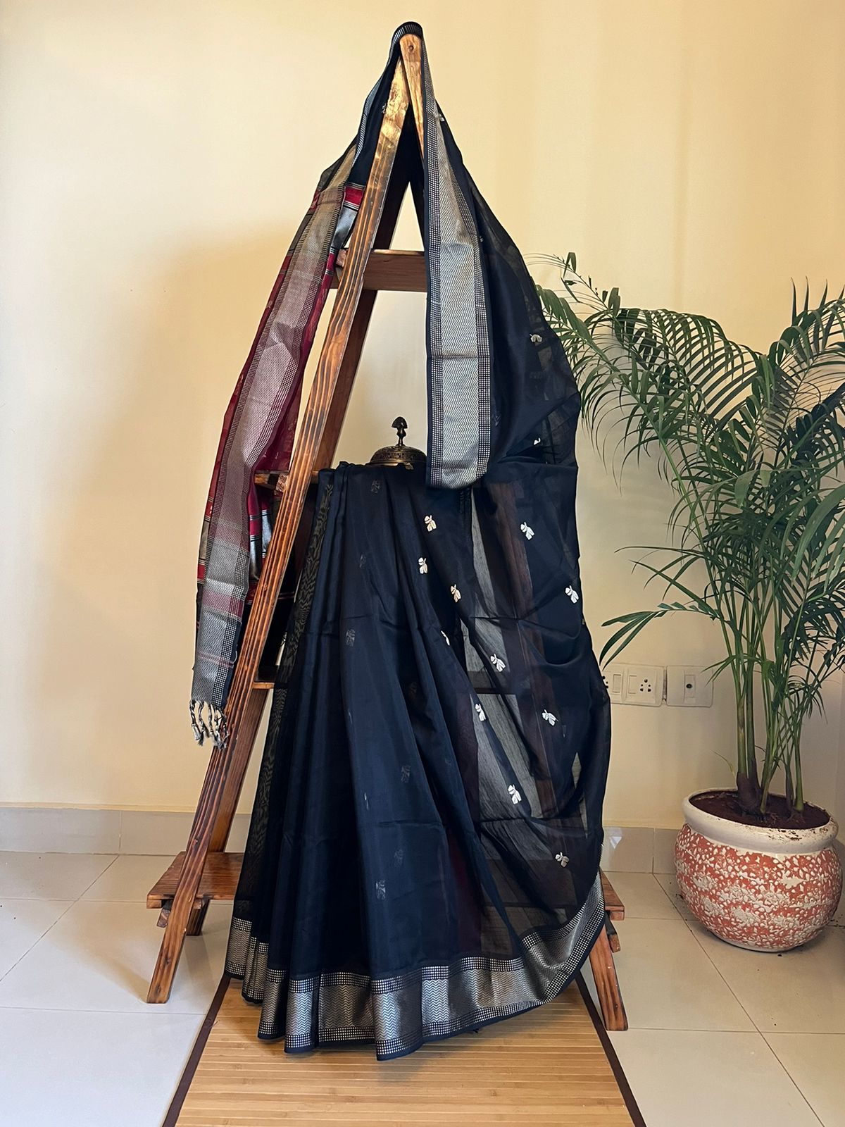 Maheshwari Handwoven Saree with Resham Buttis - Black and Red