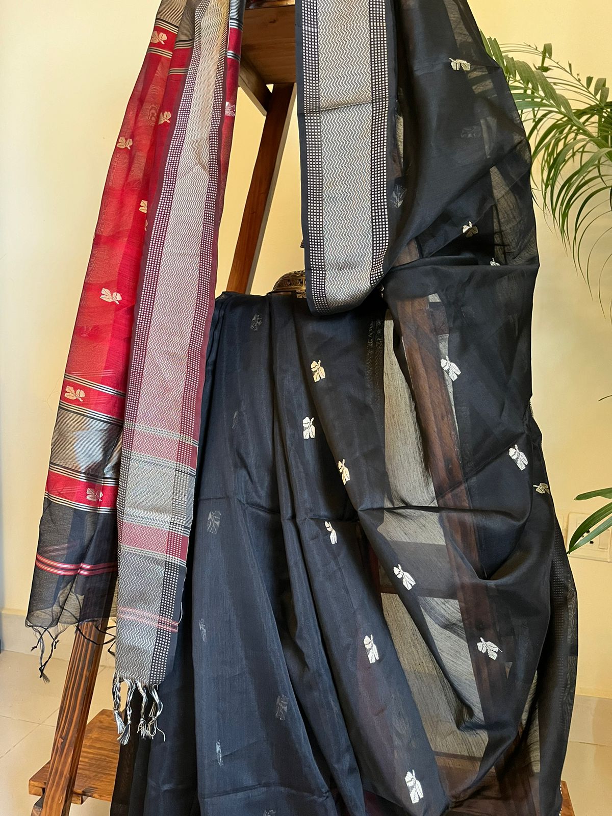 Maheshwari Handwoven Saree with Resham Buttis - Black and Red