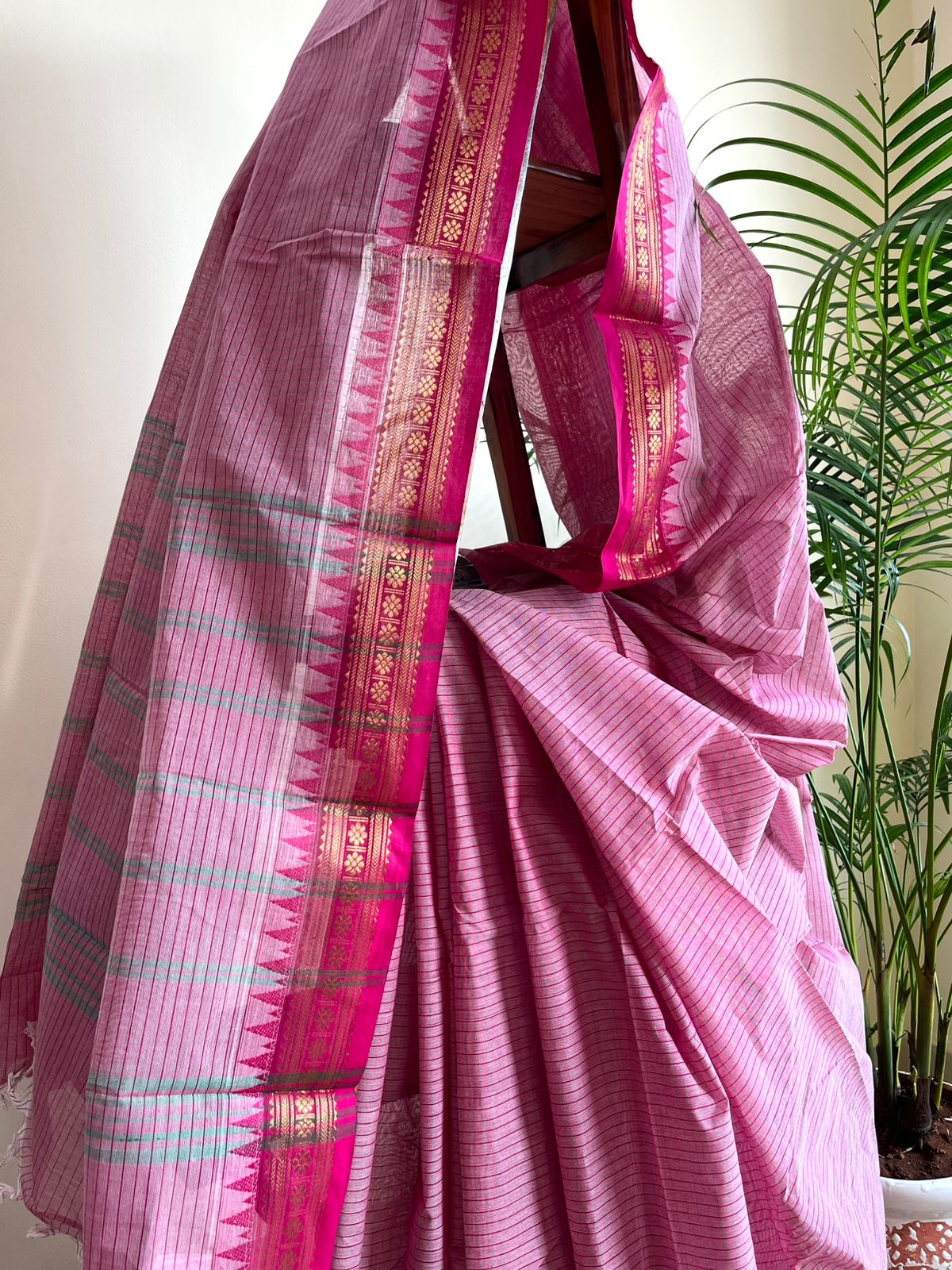 Pure Cotton Handwoven Saree With Zari Border - Pink