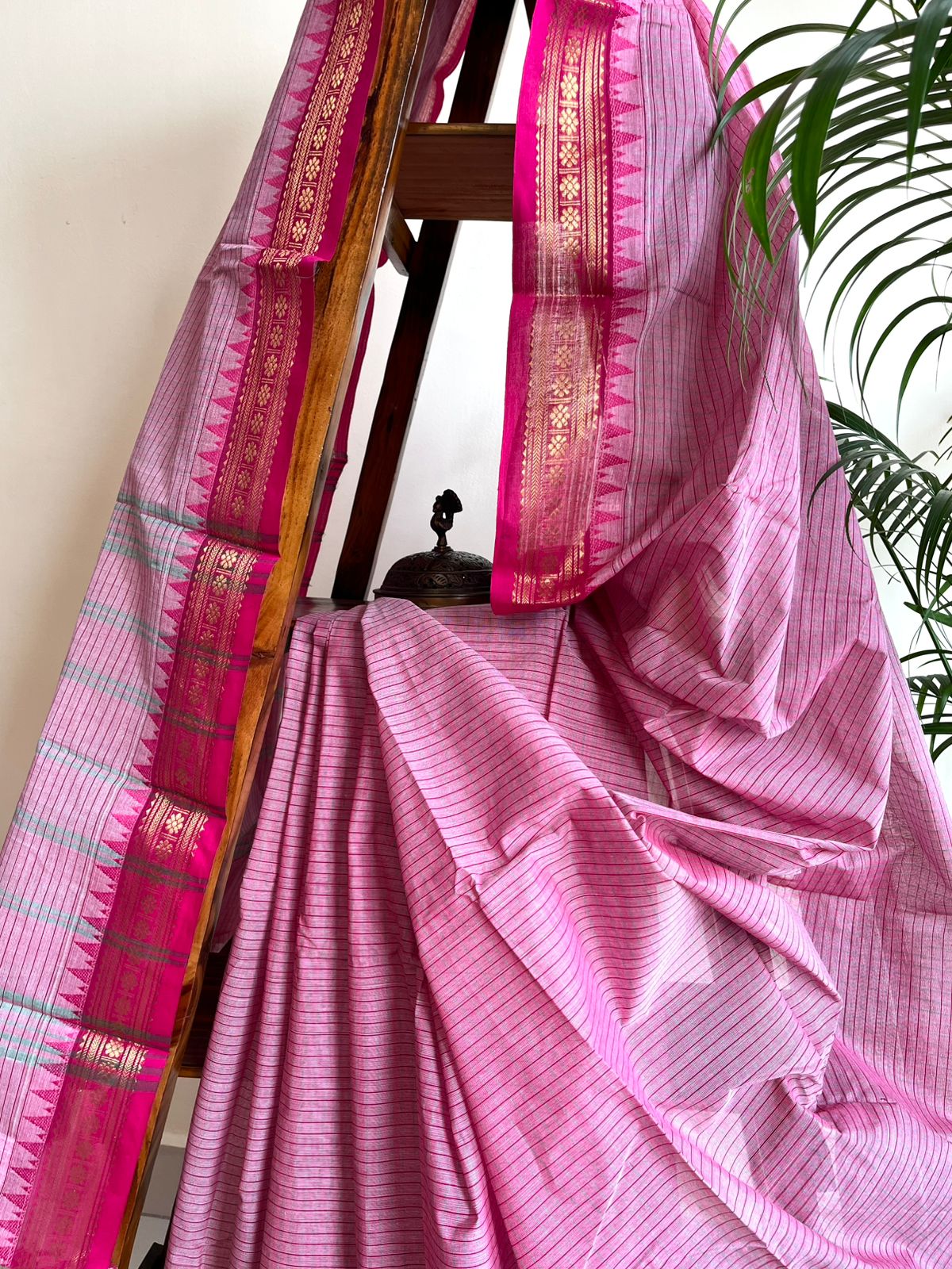 Pure Cotton Handwoven Saree With Zari Border - Pink