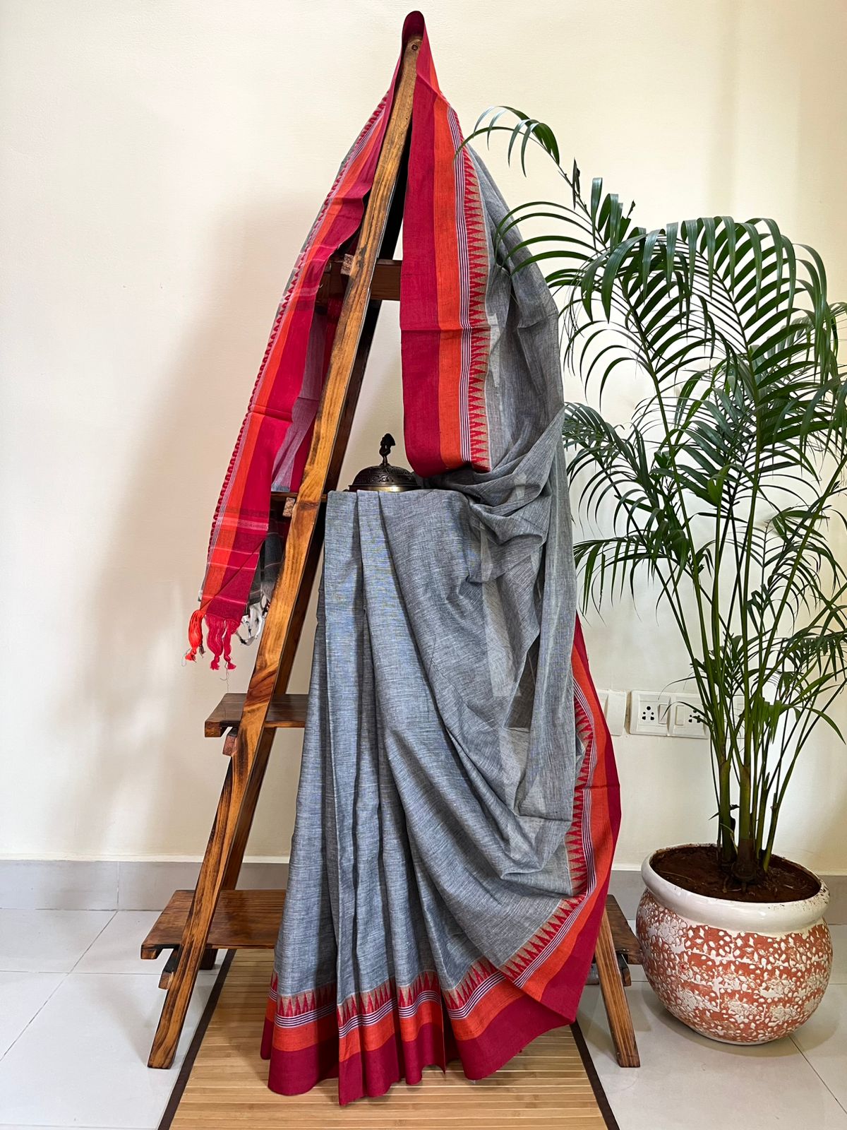 Handwoven Pure Bengal Cotton Saree - Grey and Red
