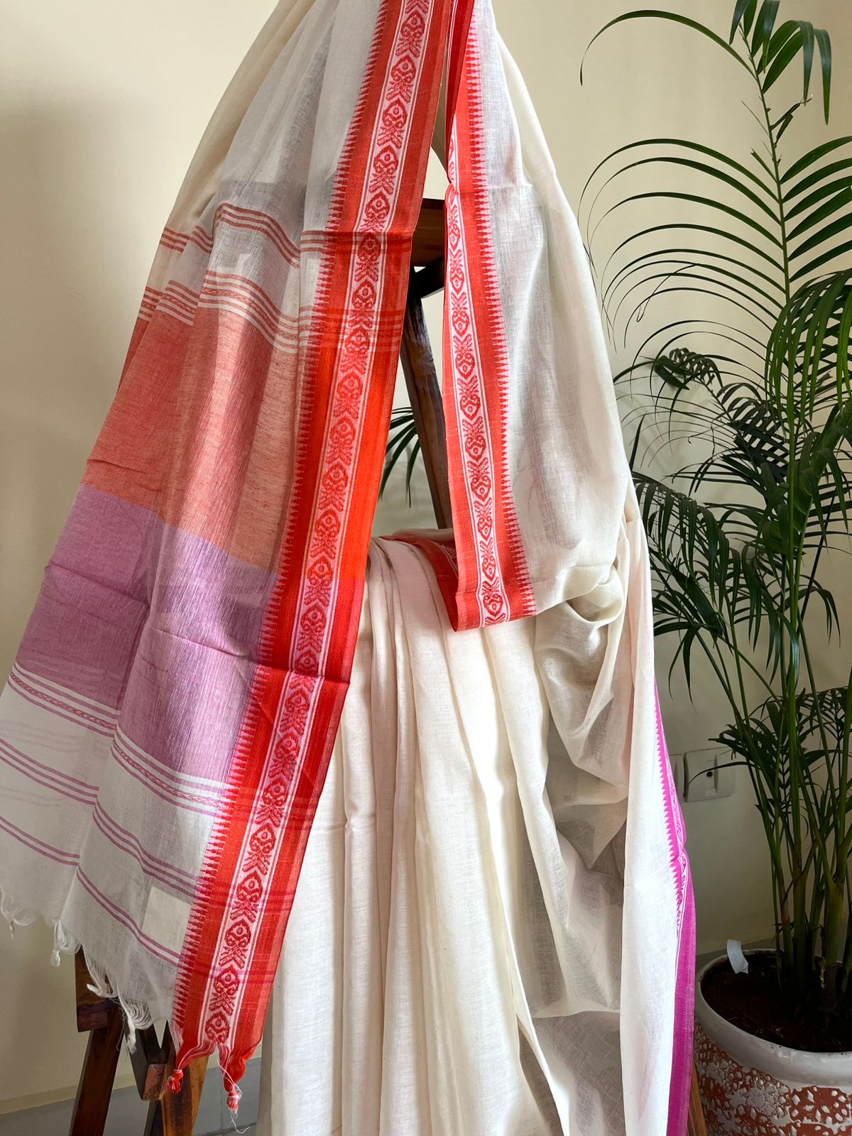 Bengal Cotton Handwoven Saree with Fish Design Border - Chalk White