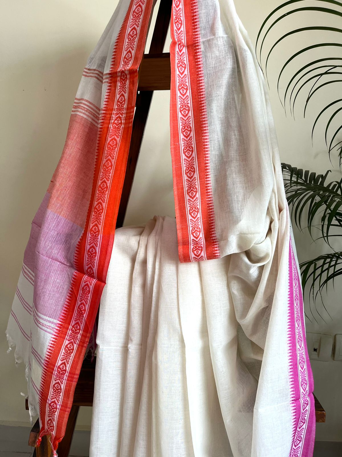 Bengal Cotton Handwoven Saree with Fish Design Border - Chalk White