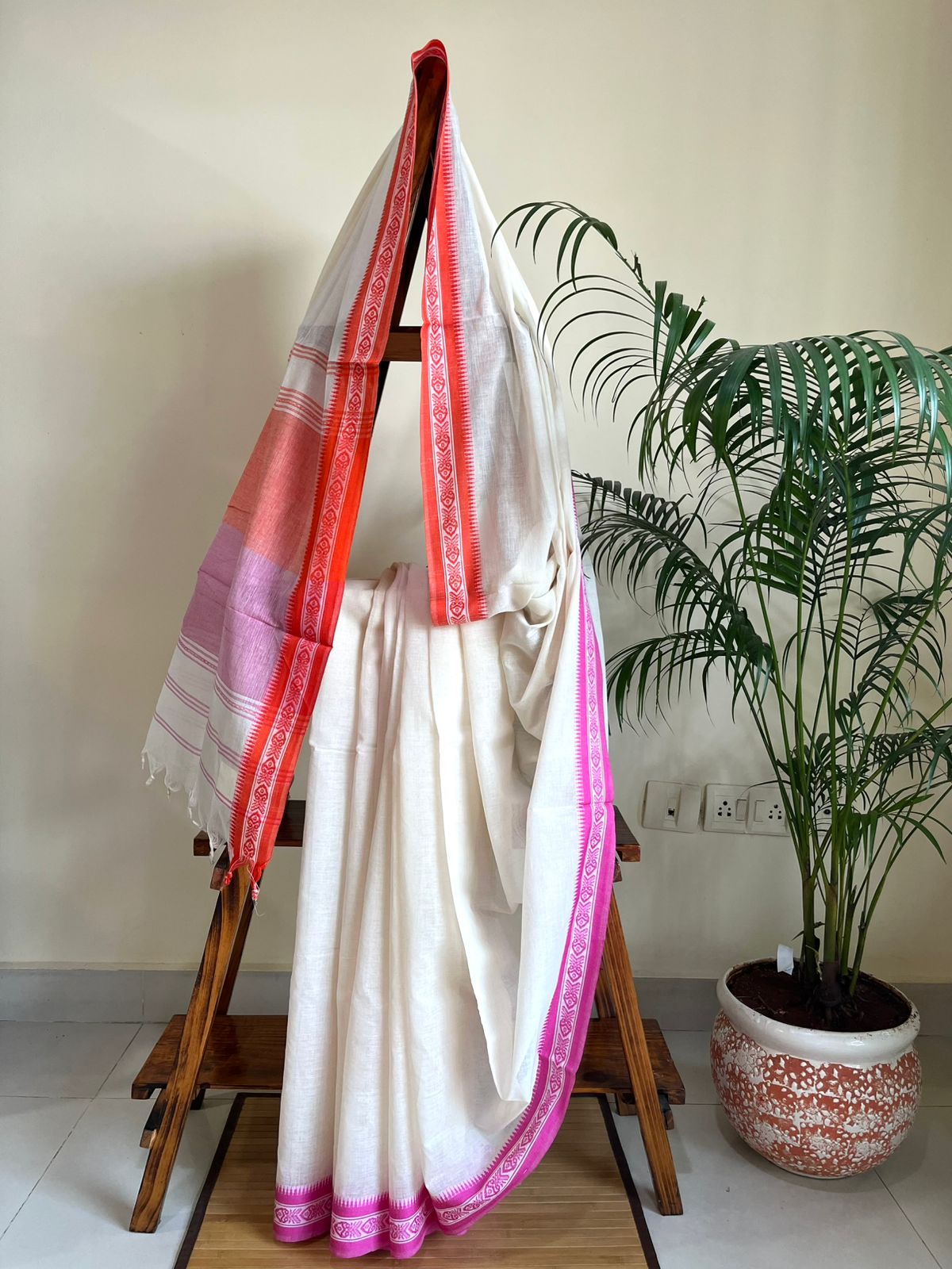 Bengal Cotton Handwoven Saree with Fish Design Border - Chalk White