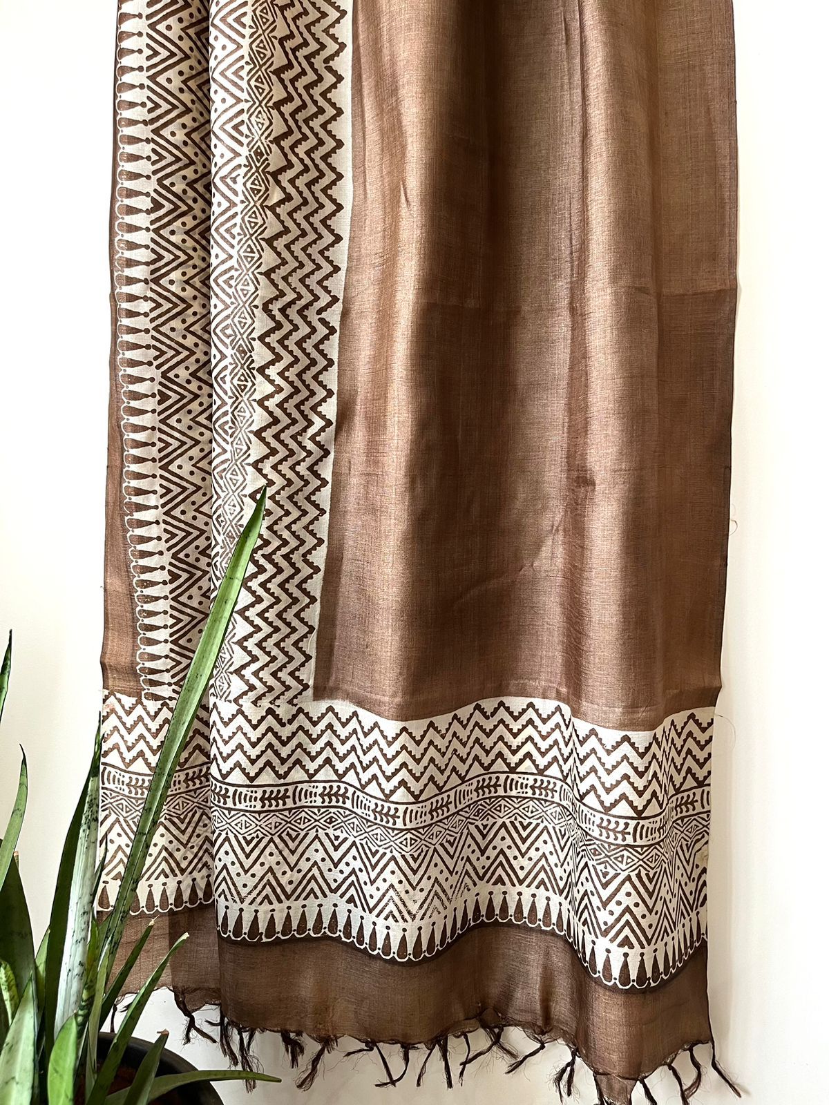 Mocha Mousse Series Tussar Silk Dupatta with Shell Pearl Neckpiece
