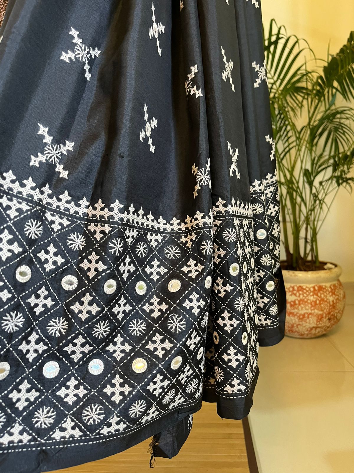 Beautiful Pure Bangalore Silk Kutch Work Hand Embroidered Saree - Black and White