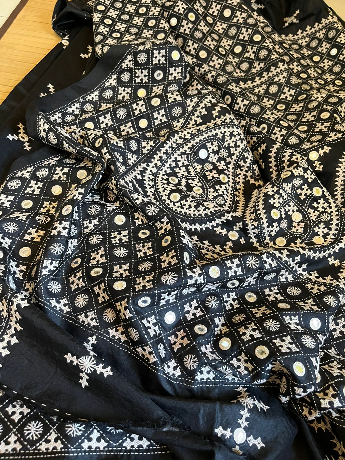 Beautiful Pure Bangalore Silk Kutch Work Hand Embroidered Saree - Black and White