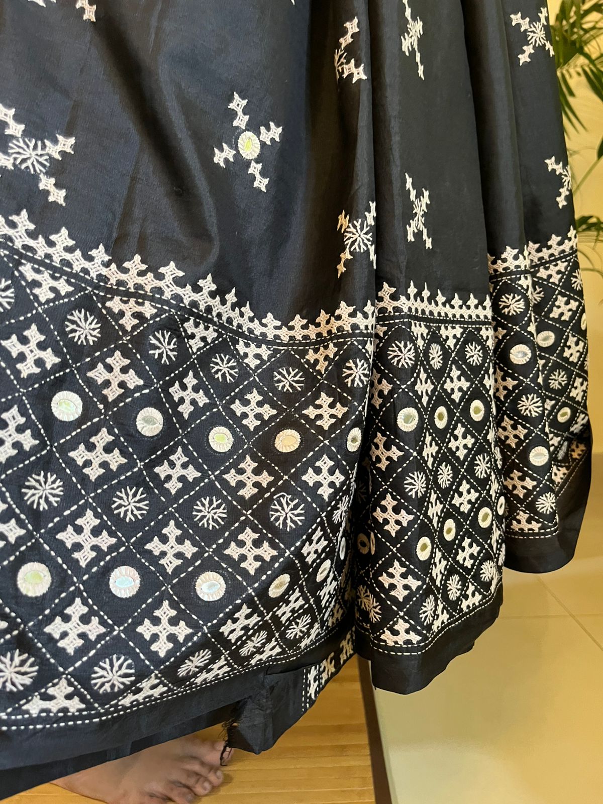 Beautiful Pure Bangalore Silk Kutch Work Hand Embroidered Saree - Black and White