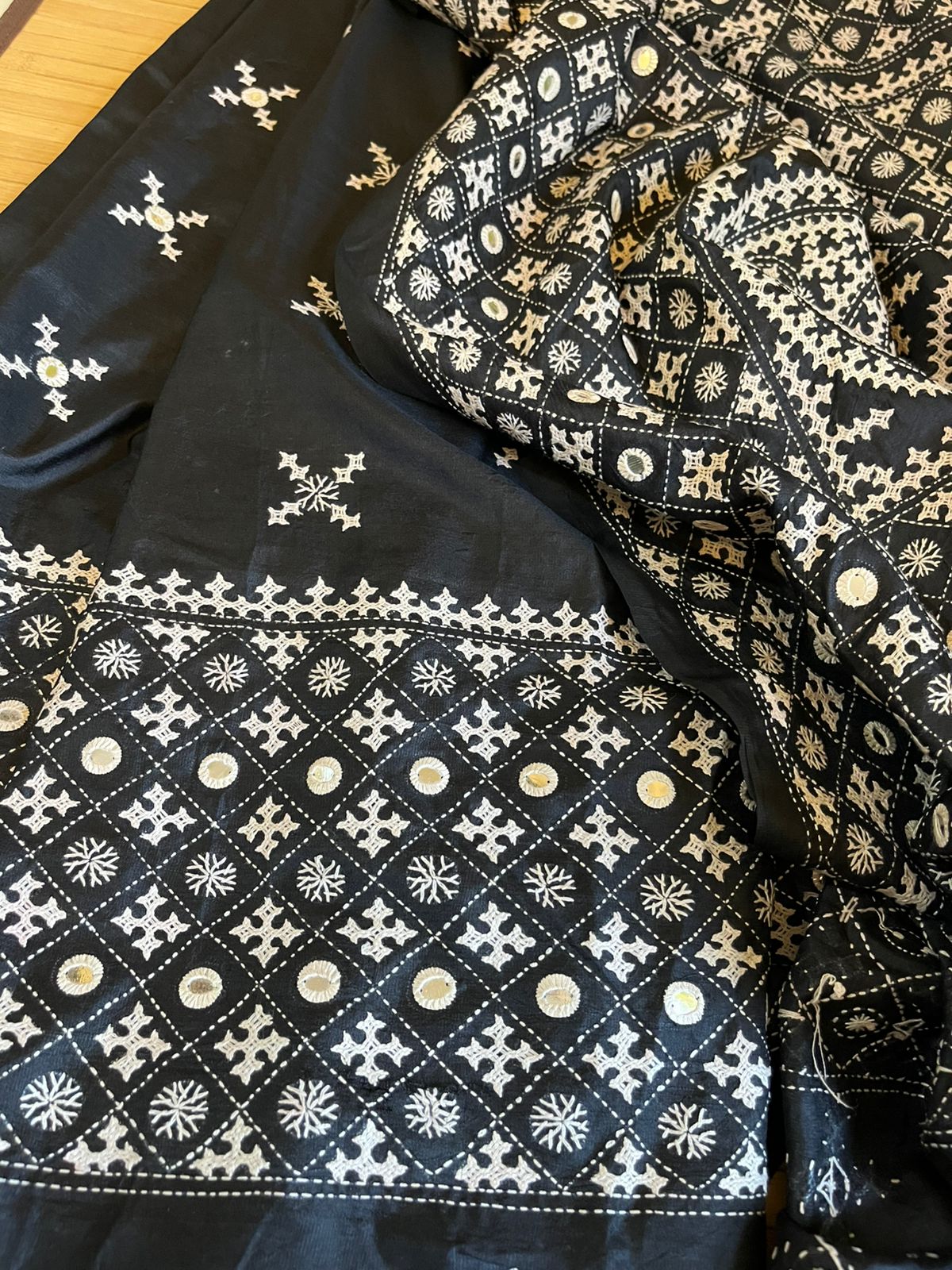 Beautiful Pure Bangalore Silk Kutch Work Hand Embroidered Saree - Black and White