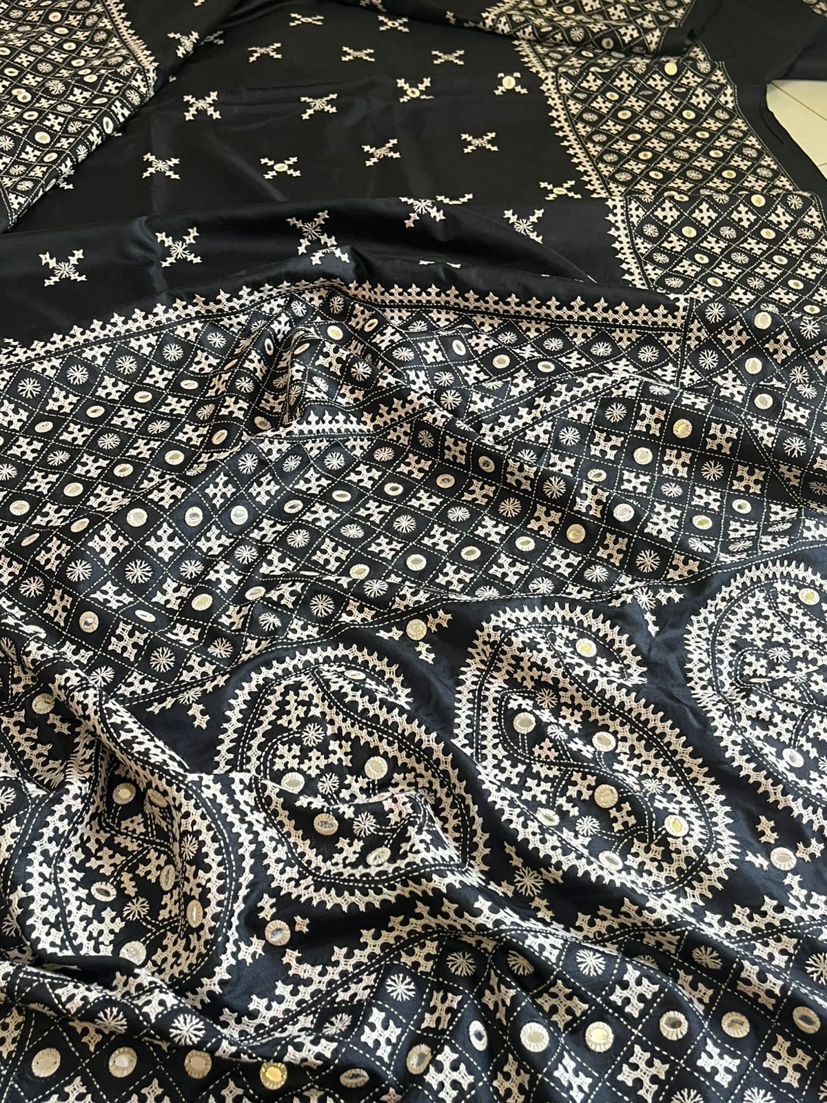 Beautiful Pure Bangalore Silk Kutch Work Hand Embroidered Saree - Black and White